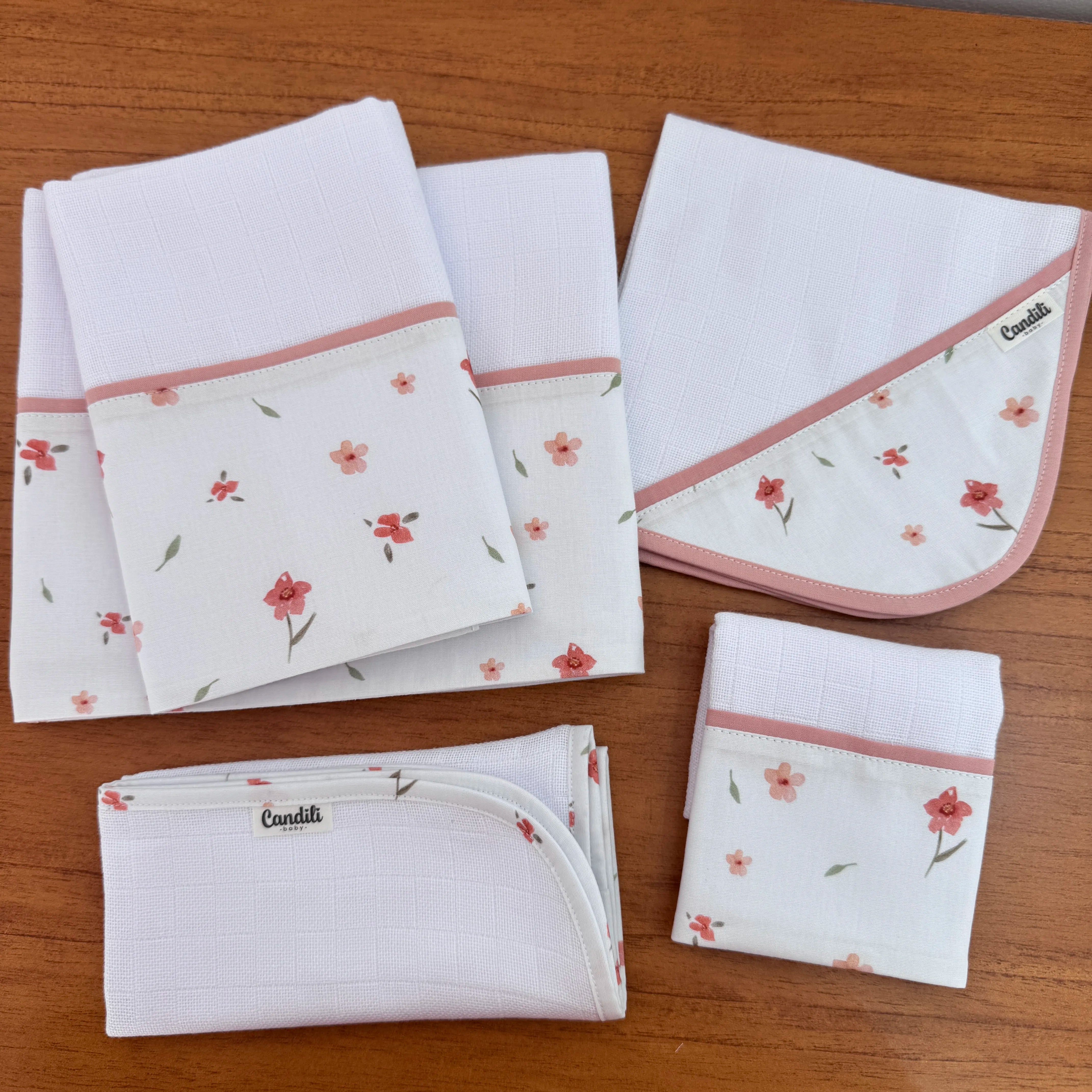 Kit Essencial 5 Peças: Fraldas de Boca, Fralda de Ombro e Fralda Multiuso - Flores e Folhas