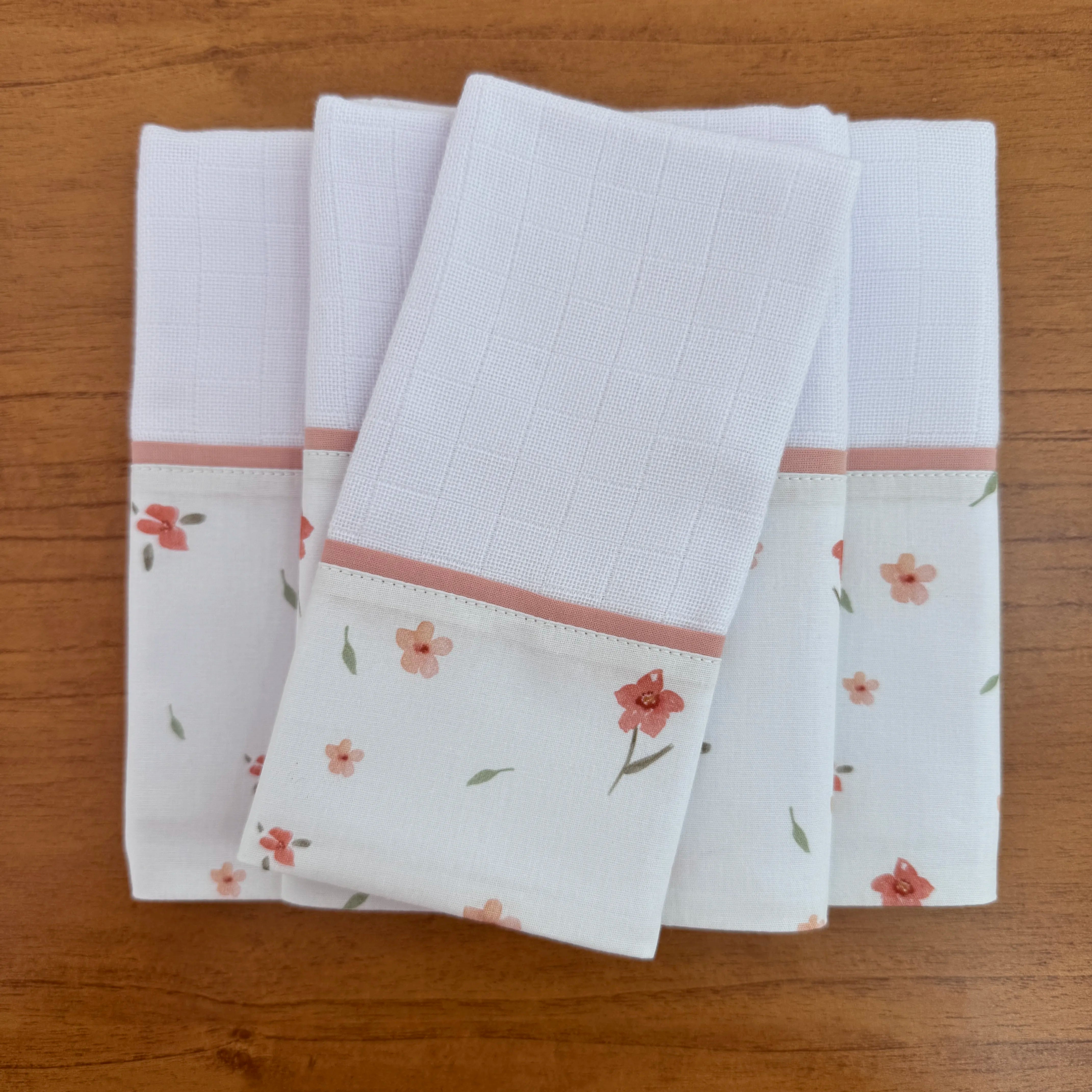 Kit Passeio 3 Peças: Fralda de Boca, Fralda de Ombro e Fralda Multiuso - Flores e Folhas