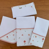 Kit Encanto 4 Peças: Fraldas de Boca e Fralda de Ombro - Flores e Folhas