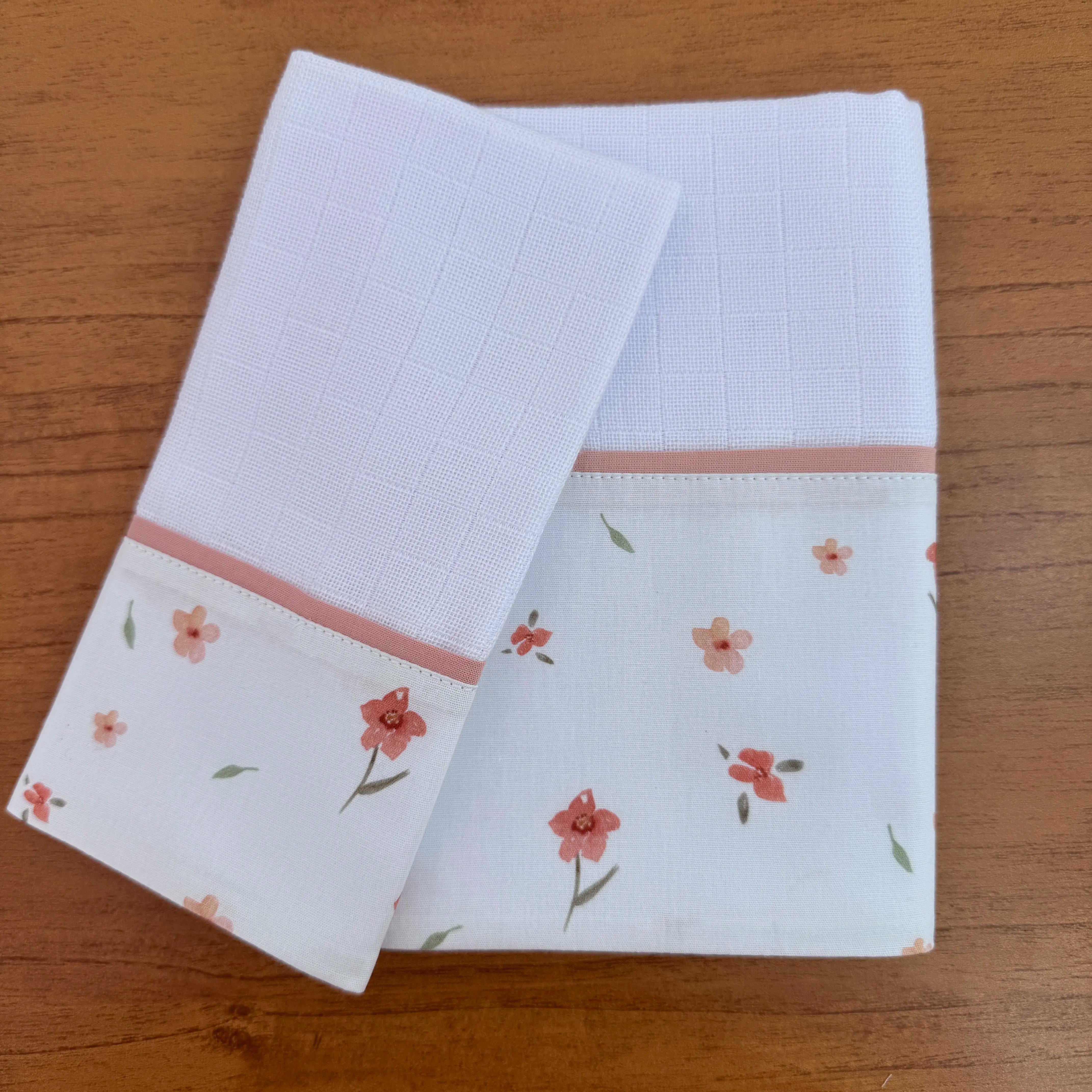 Kit Amamentação 2 Peças: Fralda de Ombro e Fralda de Boca - Flores e Folhas