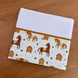 Kit Essencial 5 Peças: Fraldas de Boca, Fralda de Ombro e Fralda Multiuso - Cavalinhos