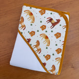 Kit Afeto 6 Peças: Fraldas de Boca, Fralda de Ombro, Fralda Multiuso e Toalha de Banho - Cavalinhos