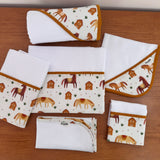 Kit Afeto 6 Peças: Fraldas de Boca, Fralda de Ombro, Fralda Multiuso e Toalha de Banho - Cavalinhos