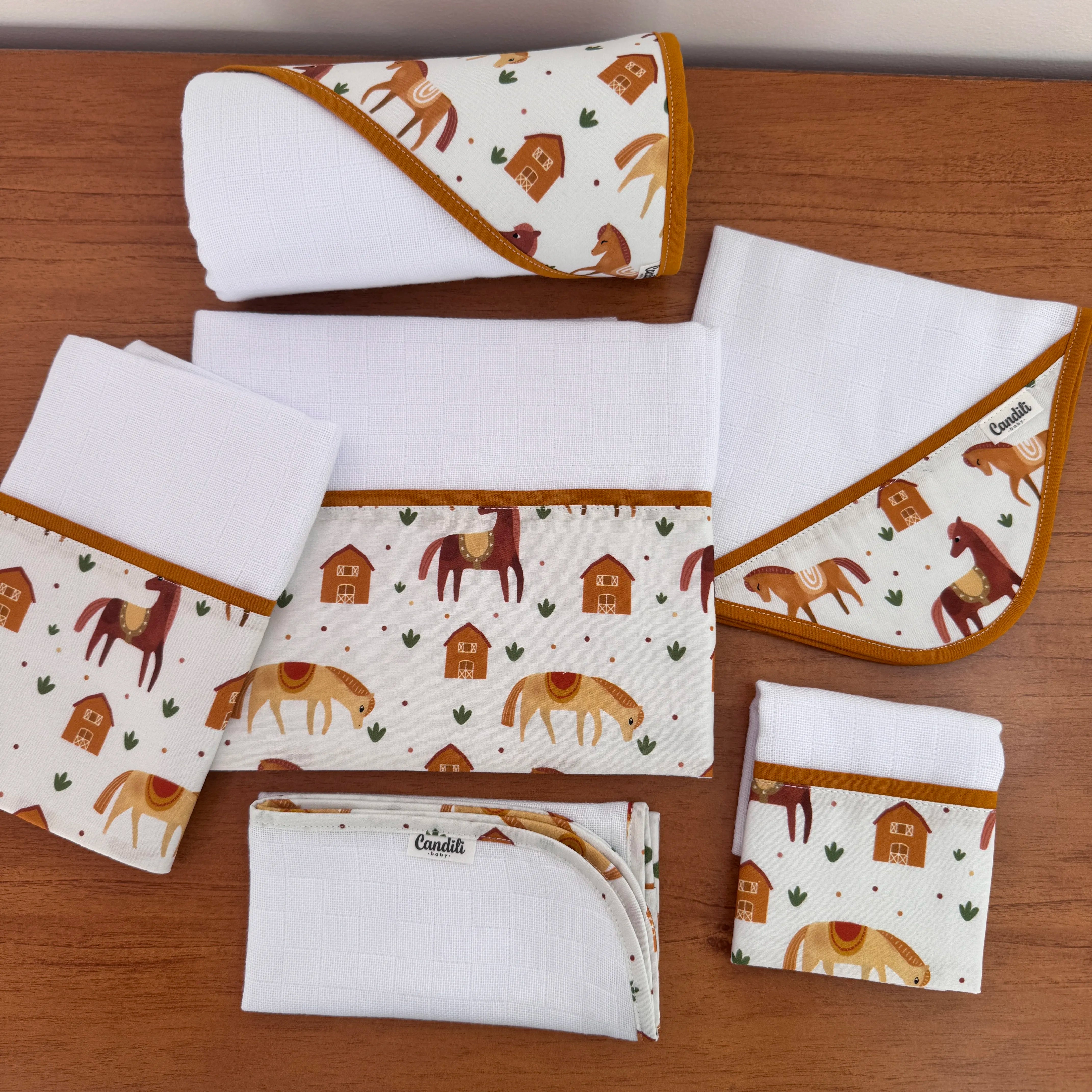 Kit Afeto 6 Peças: Fraldas de Boca, Fralda de Ombro, Fralda Multiuso e Toalha de Banho - Cavalinhos