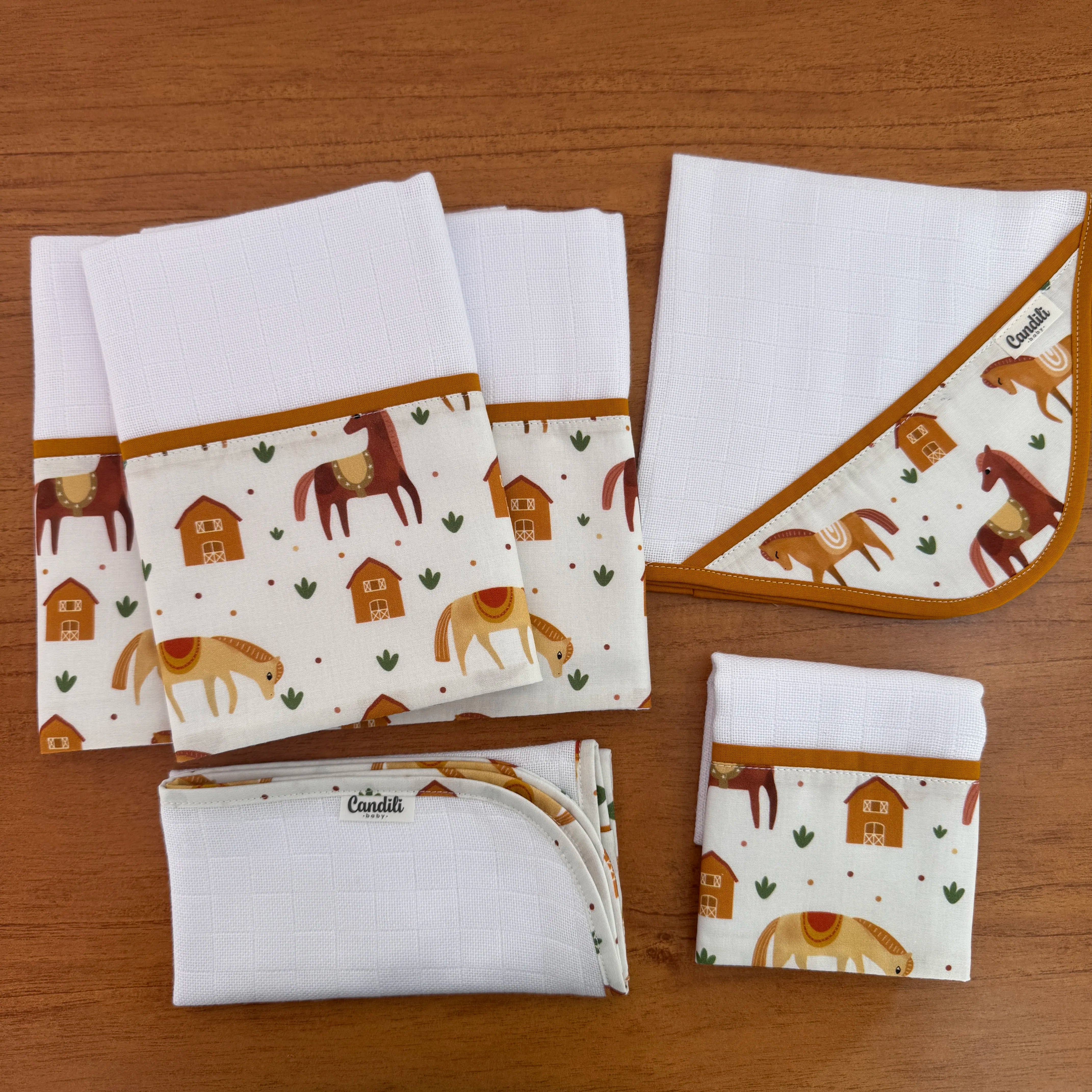 Kit Essencial 5 Peças: Fraldas de Boca, Fralda de Ombro e Fralda Multiuso - Cavalinhos