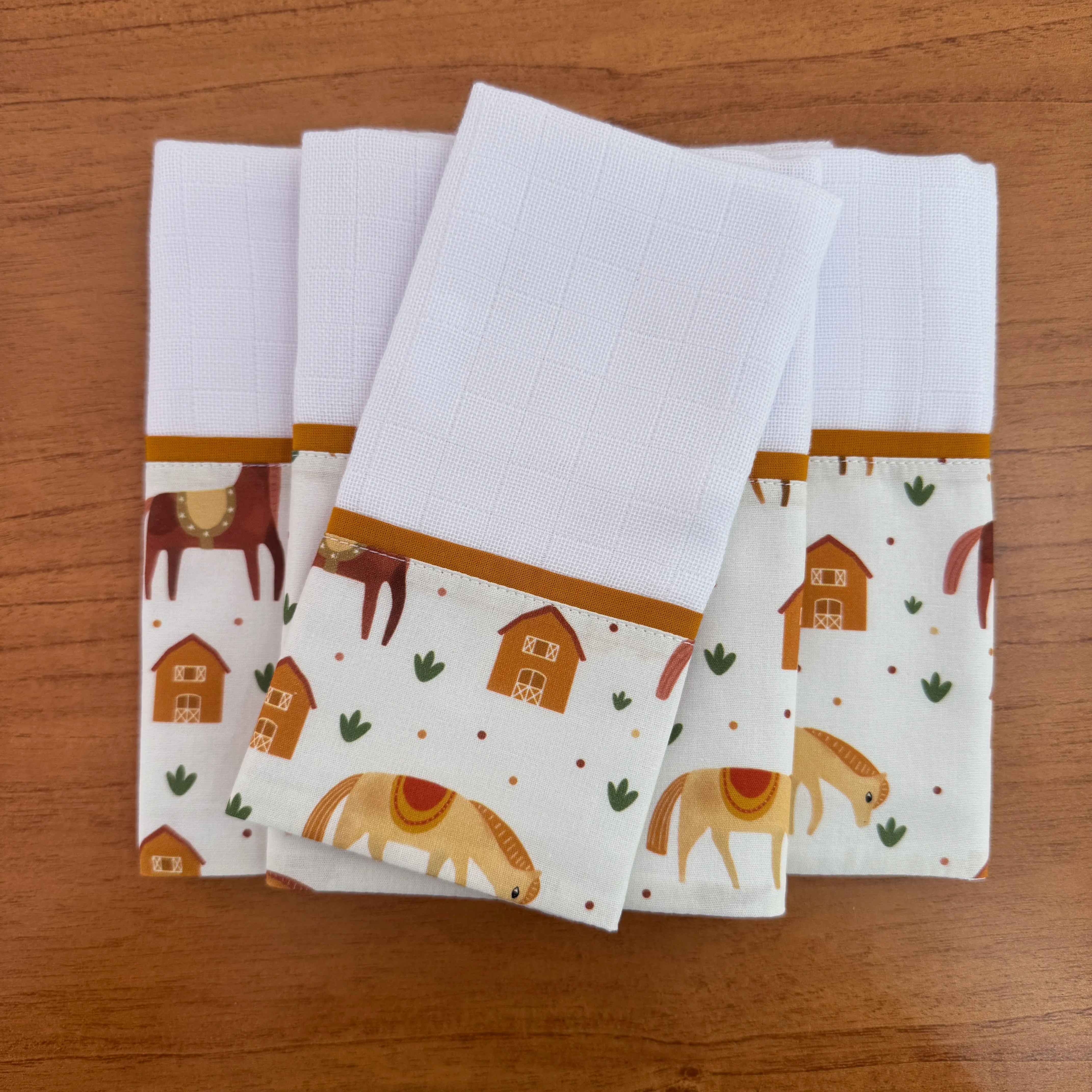 Kit Passeio 3 Peças: Fralda de Boca, Fralda de Ombro e Fralda Multiuso - Cavalinhos