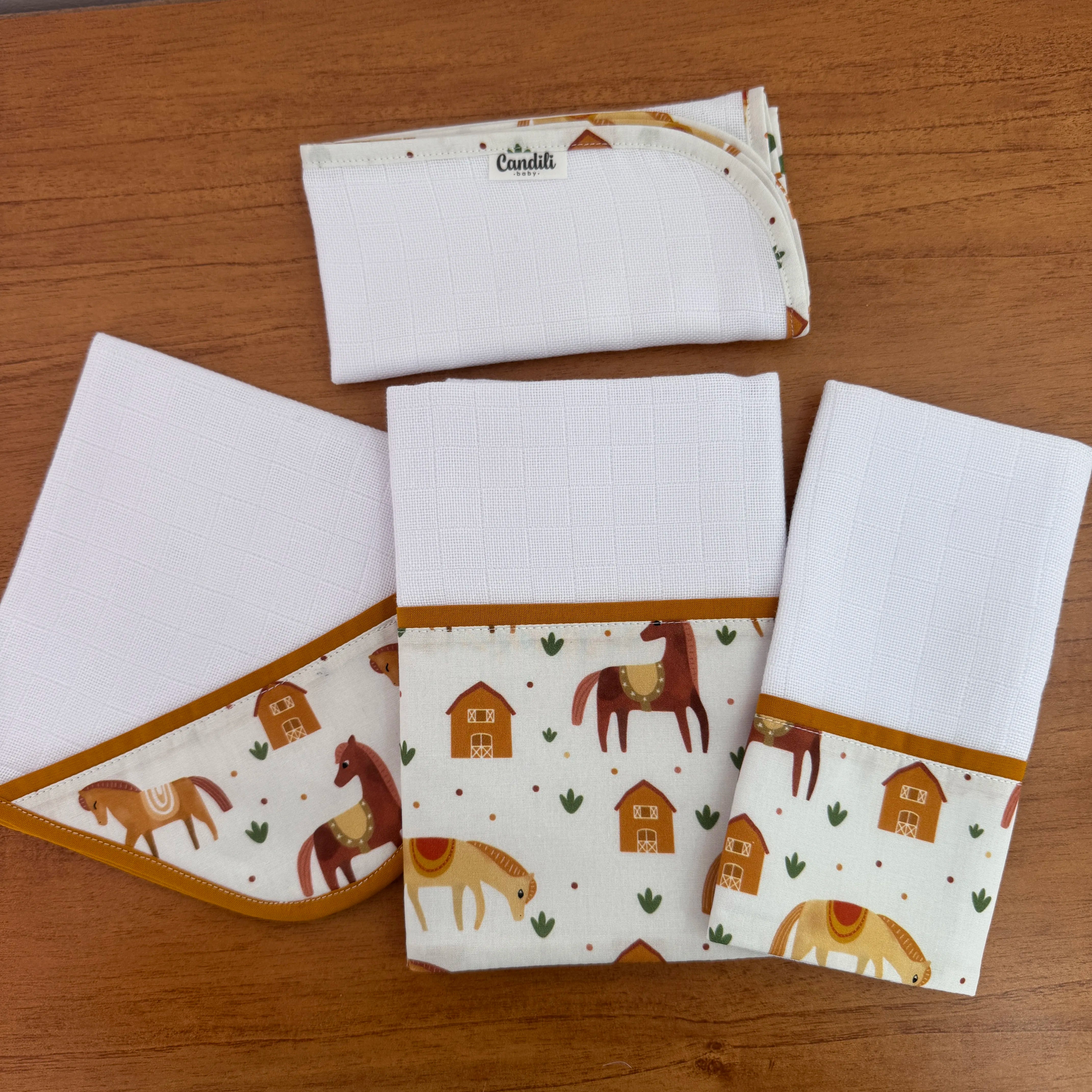 Kit Encanto 4 Peças: Fraldas de Boca e Fralda de Ombro- Cavalinhos