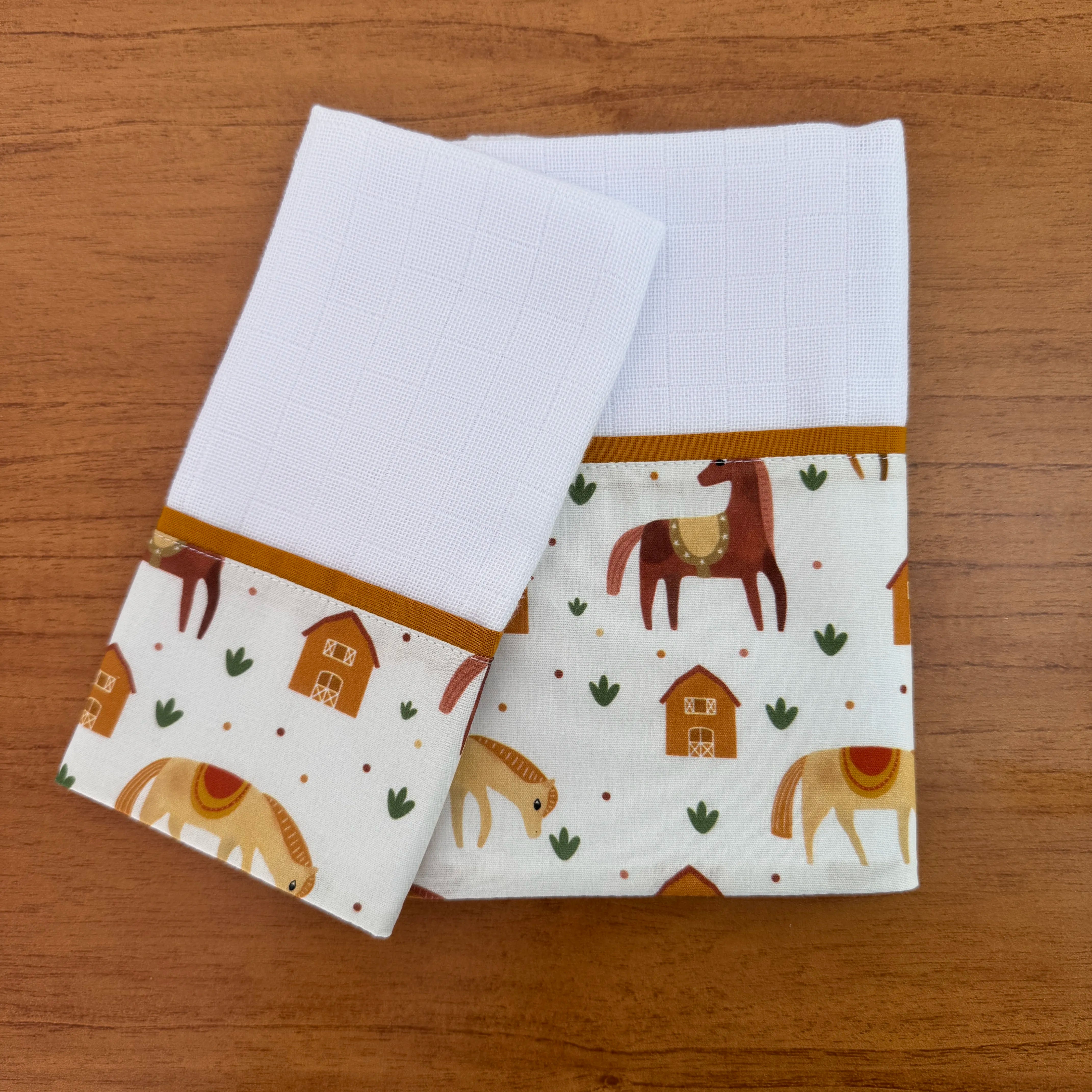 Kit Amamentação 2 Peças: Fralda de Ombro e Fralda de Boca - Cavalinhos