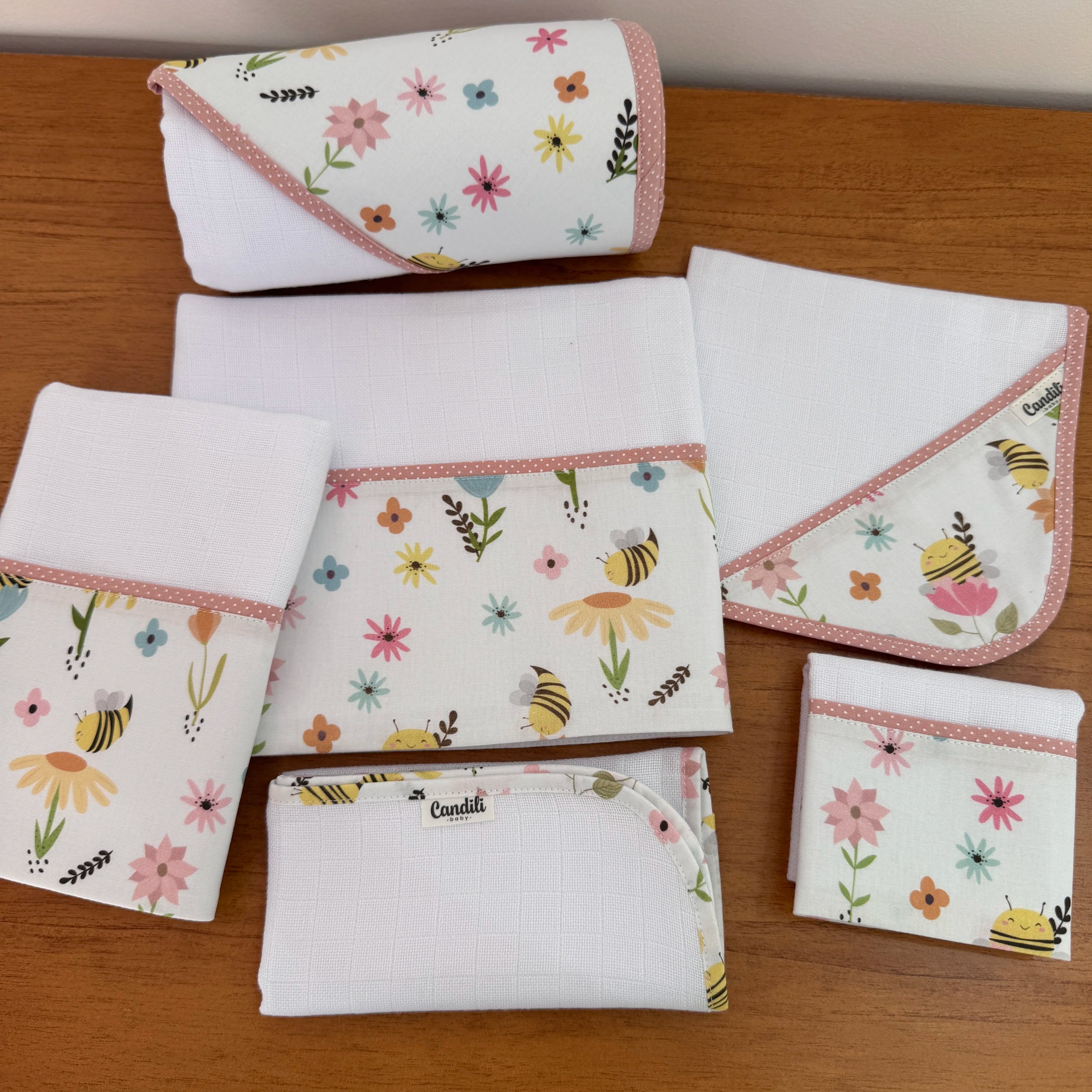 Kit Afeto 6 Peças: Fraldas de Boca, Fralda de Ombro, Fralda Multiuso e Toalha de Banho - Abelhas no Jardim