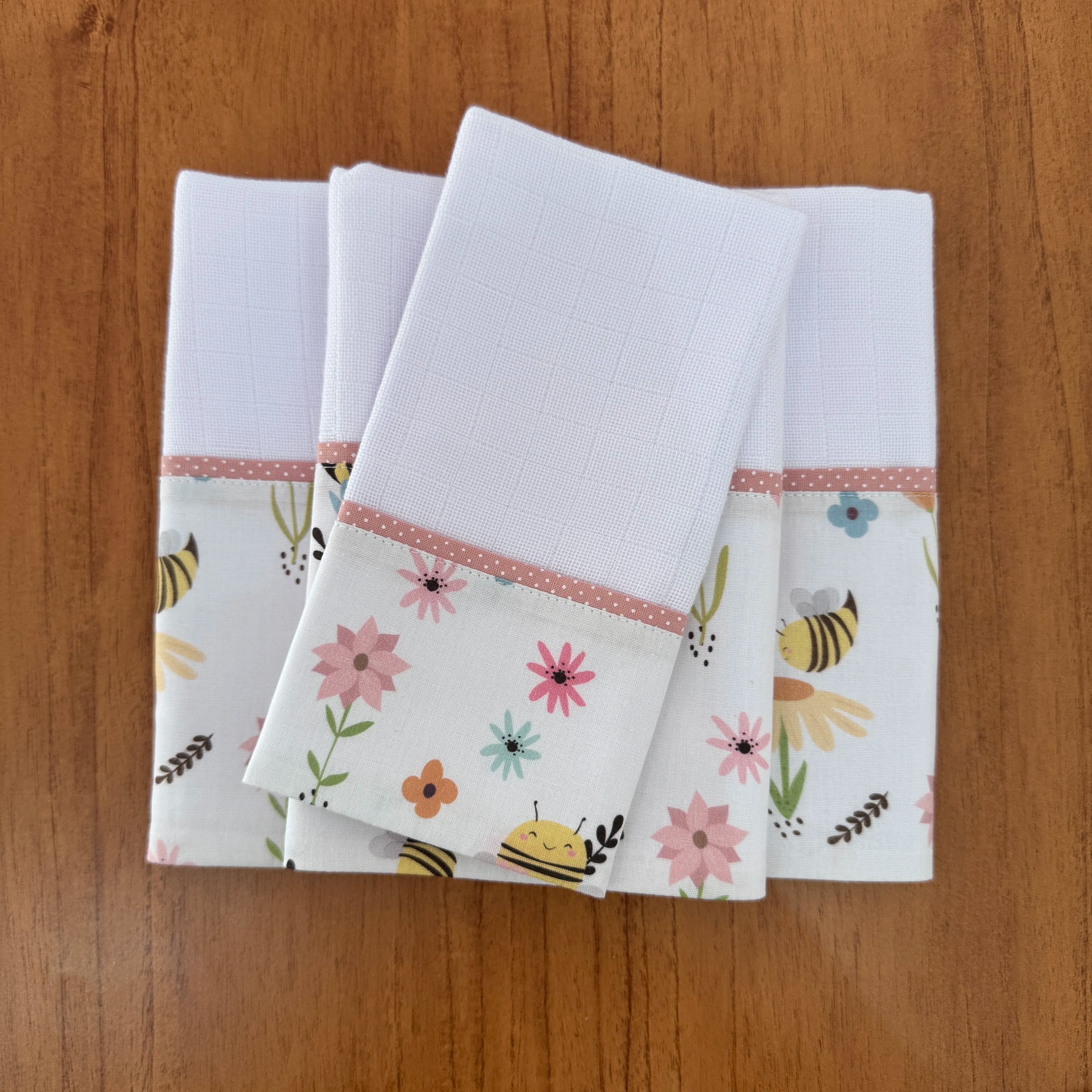 Kit Passeio 3 Peças: Fralda de Boca, Fralda de Ombro e Fralda Multiuso - Abelhas no Jardim