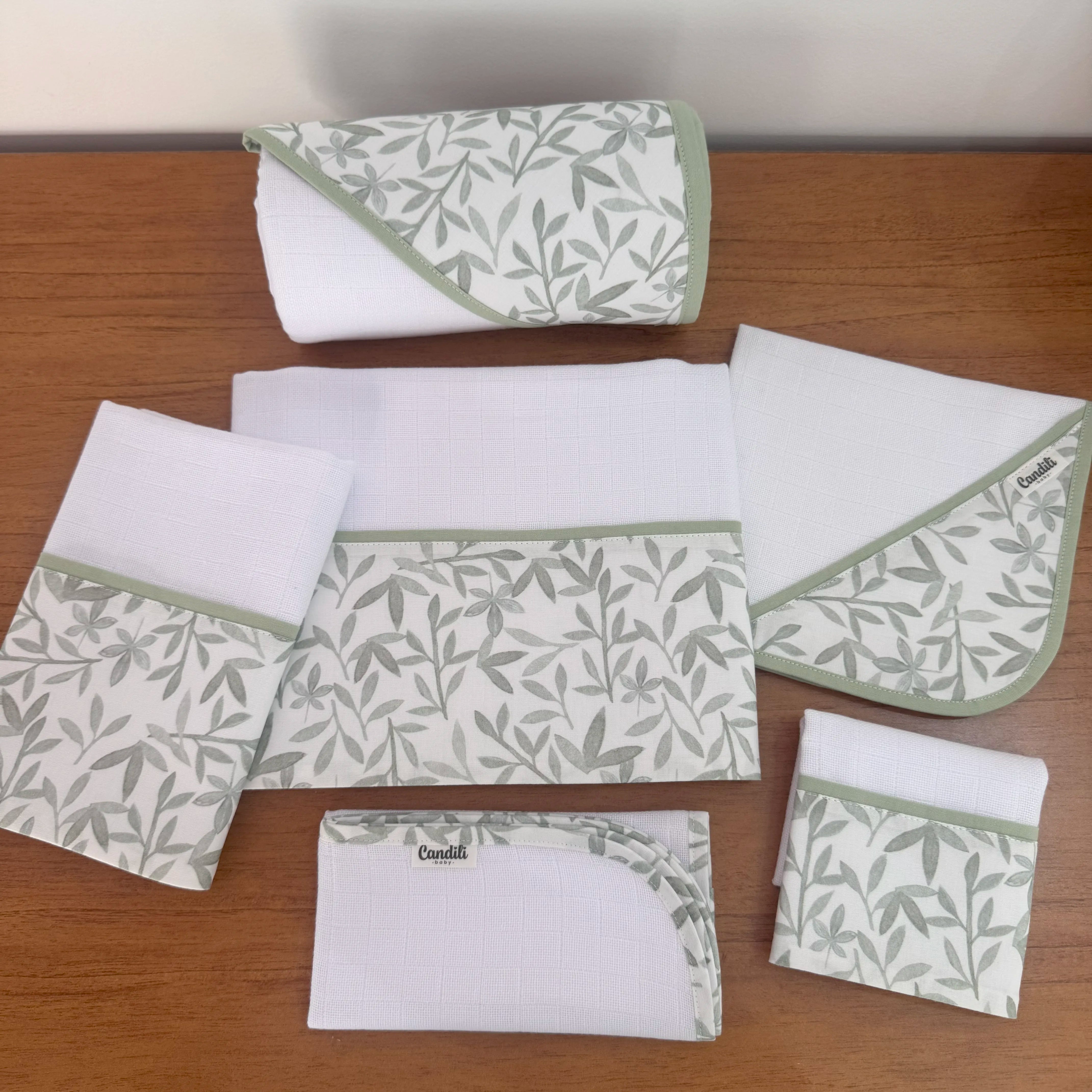 Kit Afeto 6 Peças: Fraldas de Boca, Fralda de Ombro, Fralda Multiuso e Toalha de Banho - Folhagem