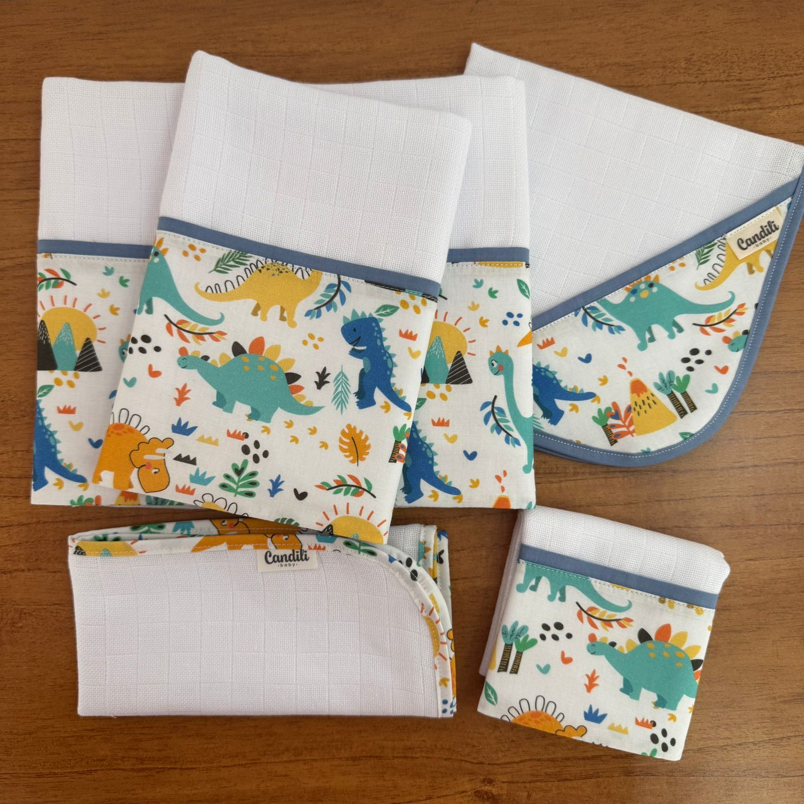 Kit Essencial 5 Peças: Fraldas de Boca, Fralda de Ombro e Fralda Multiuso -Terra dos Dinos