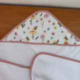 Toalha Fralda de Banho com Capuz Premium - Abelhas no Jardim