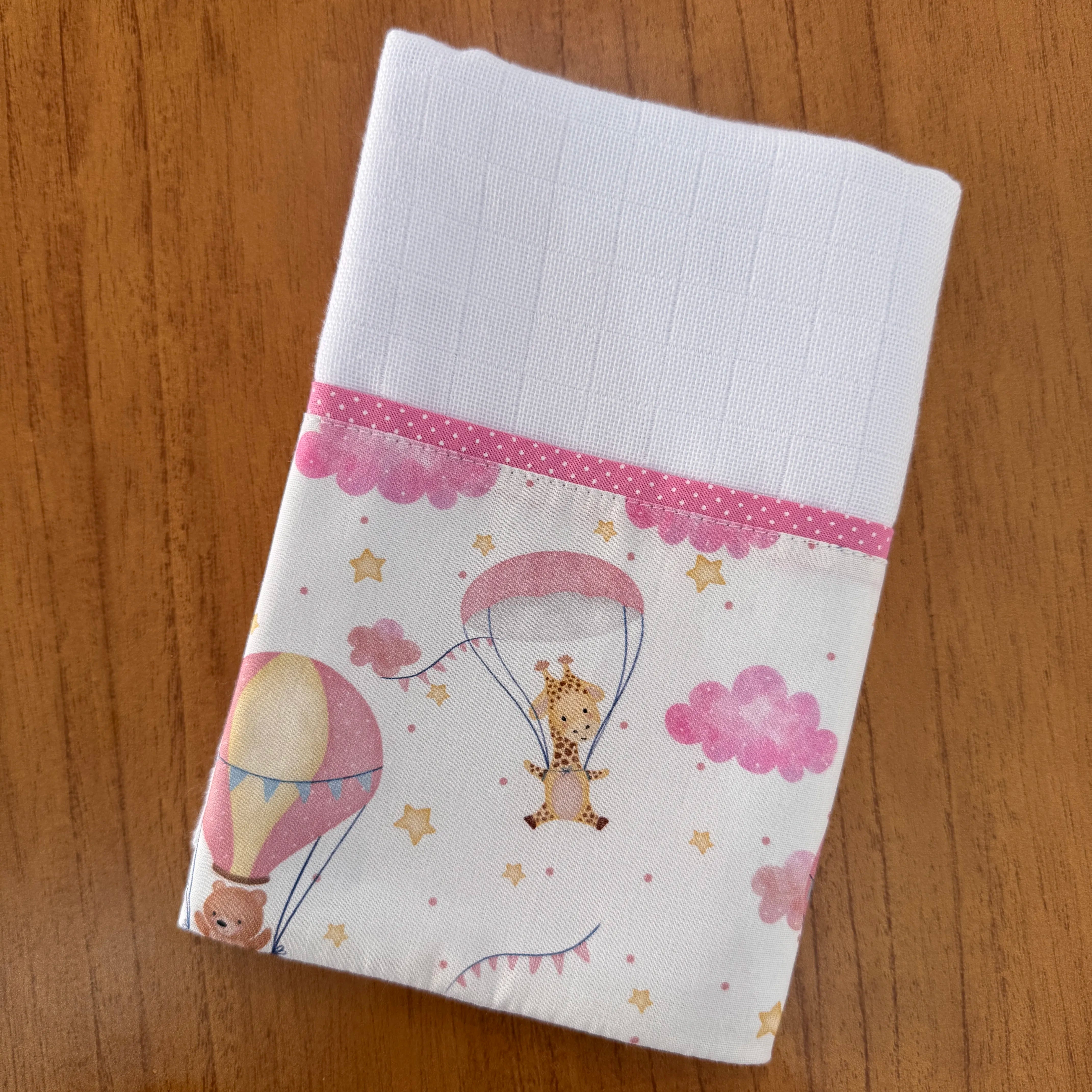 Kit Afeto 6 Peças: Fraldas de Boca, Fralda de Ombro, Fralda Multiuso e Toalha de Banho - Balões e Paraquedas Rosa