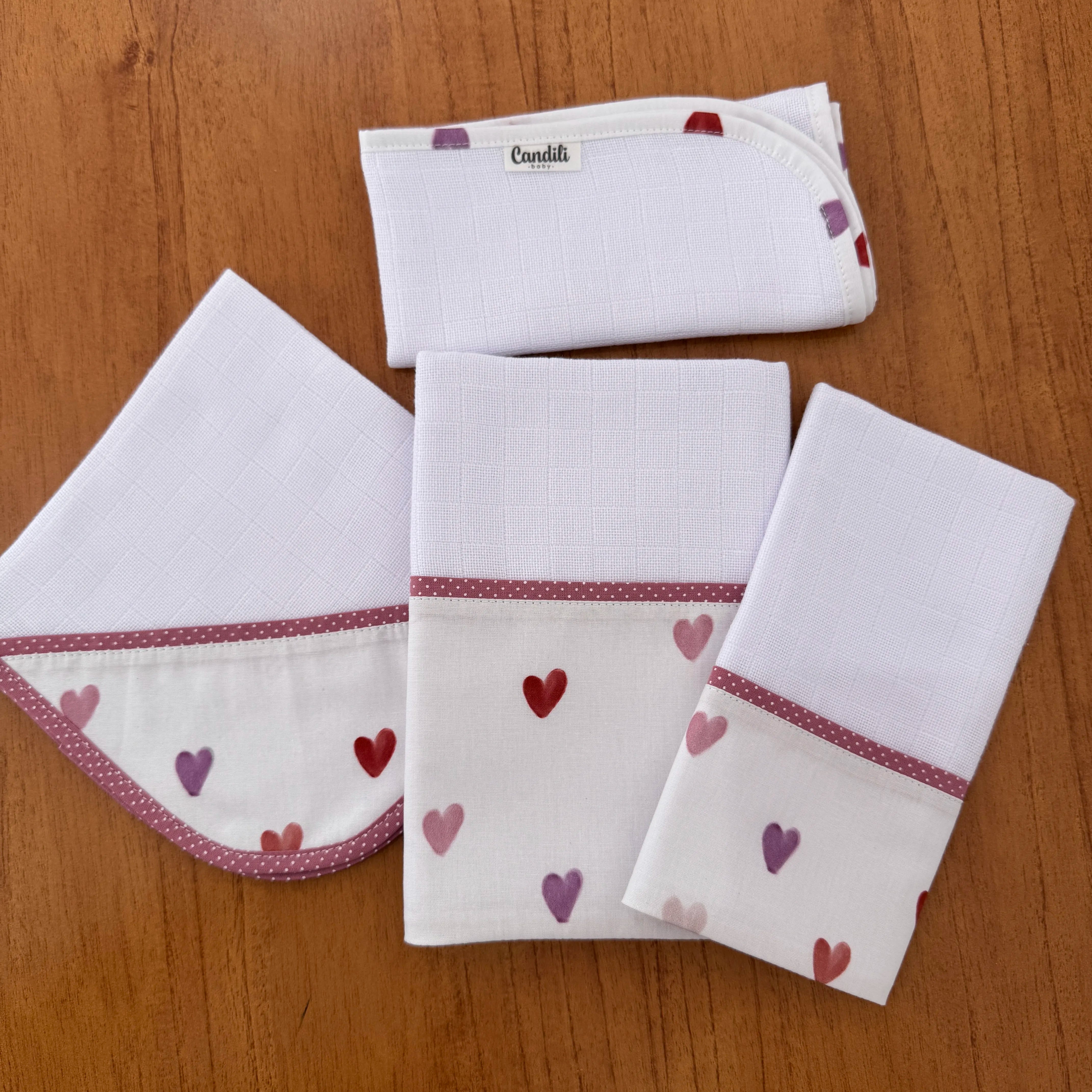 Kit Encanto 4 Peças: Fraldas de Boca e Fralda de Ombro - Corações