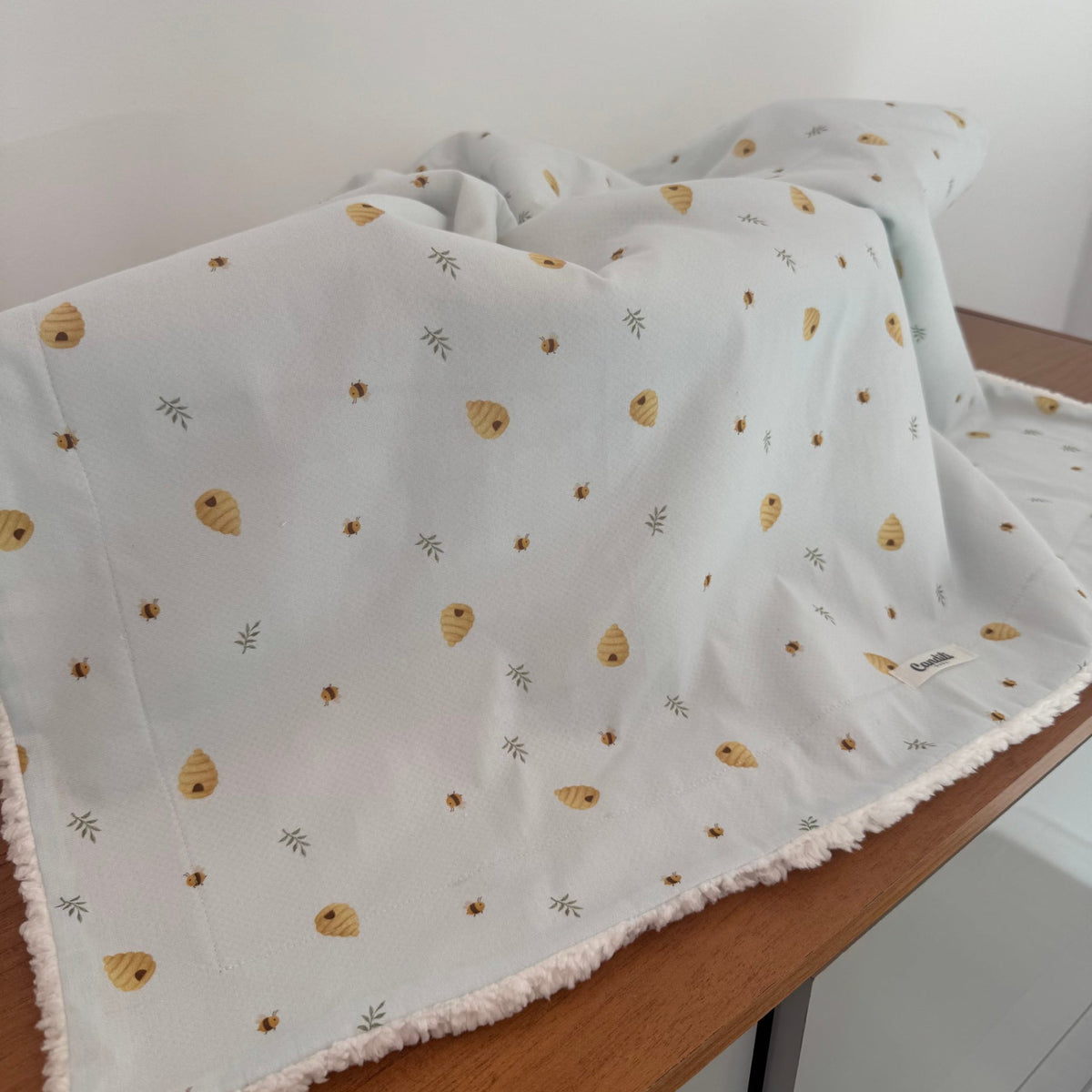 Cobertor de Bebê Carneirinho Sherpa - Abelhas e Colmeias