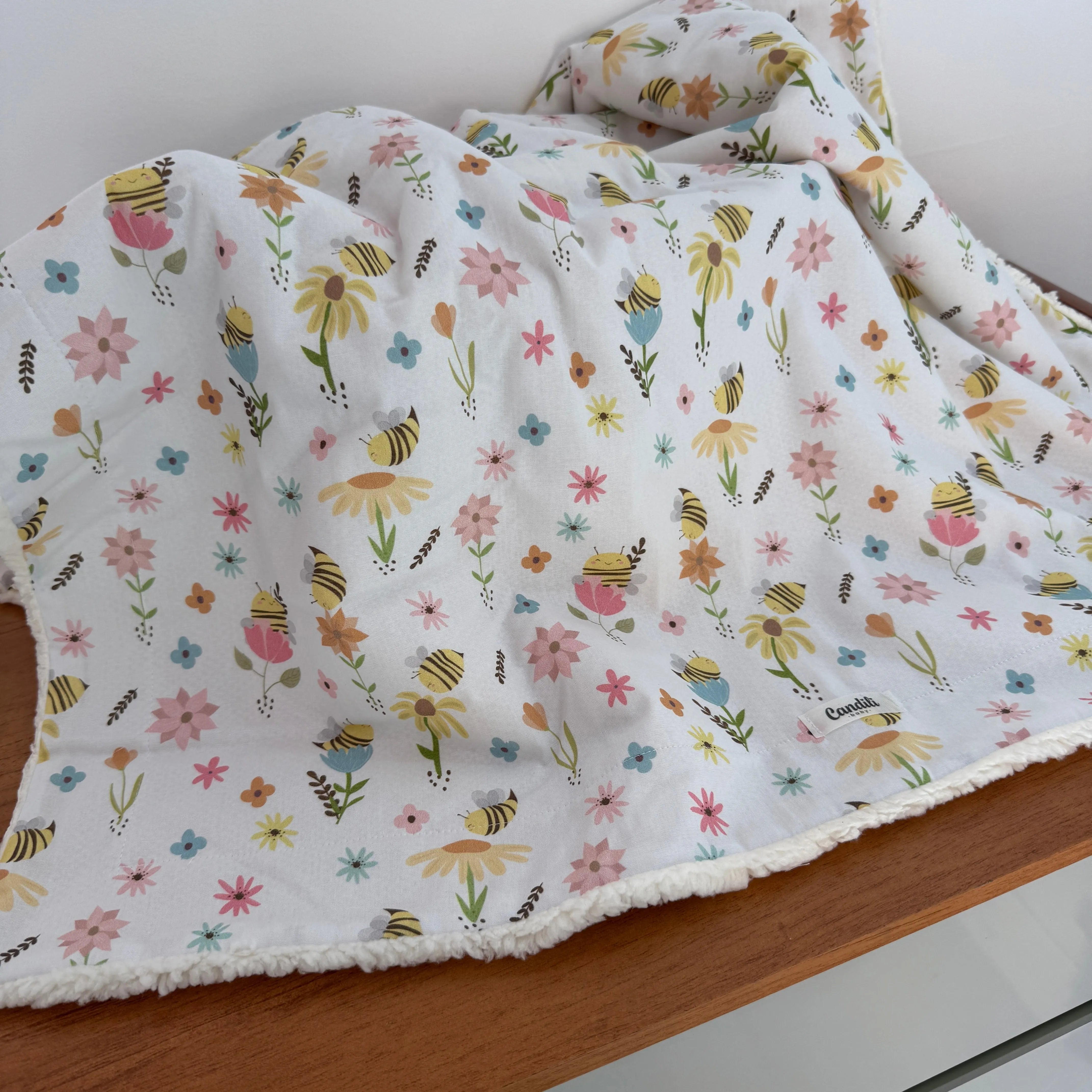 Cobertor Carneirinho - Abelhas no Jardim
