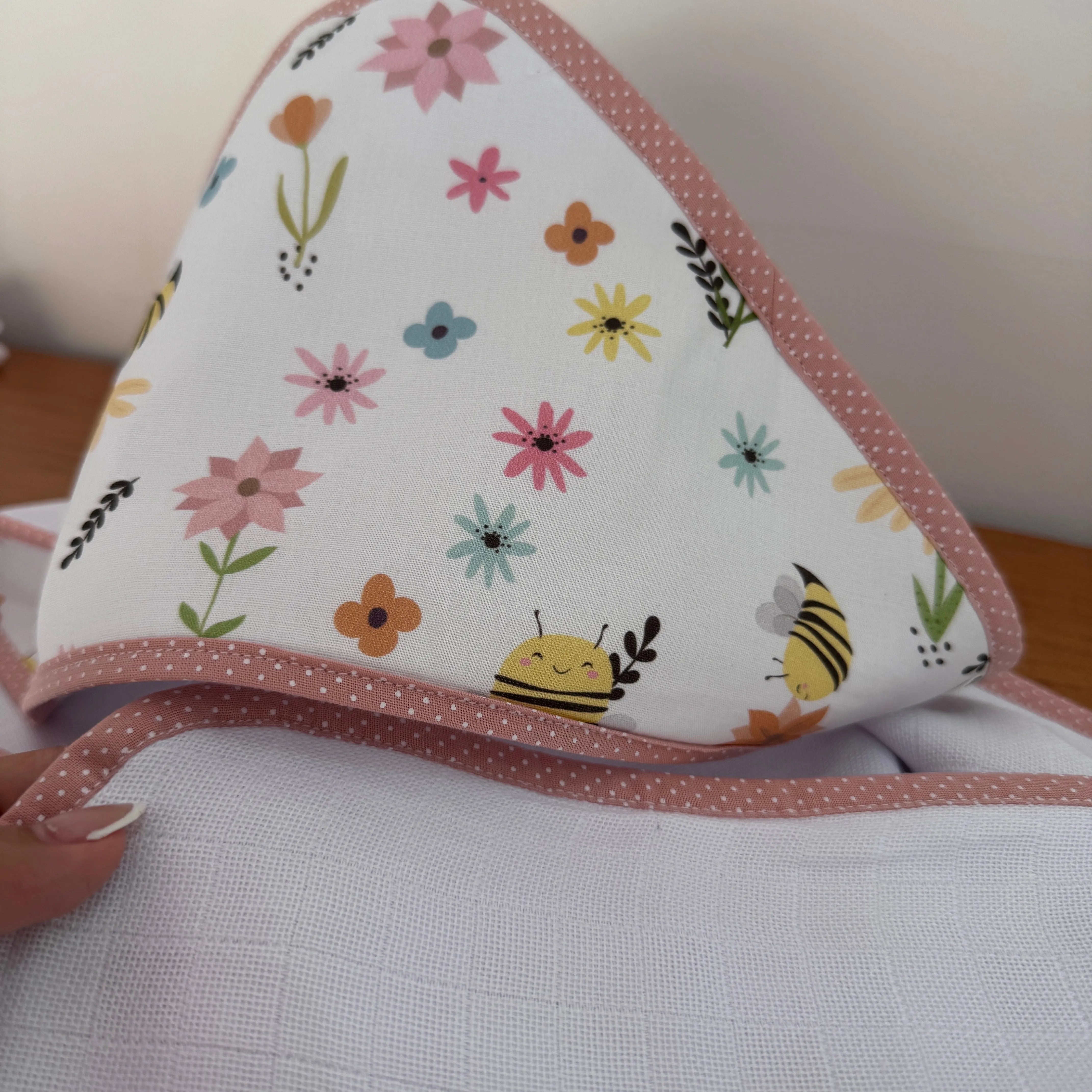 Toalha Fralda de Banho com Capuz Premium - Abelhas no Jardim