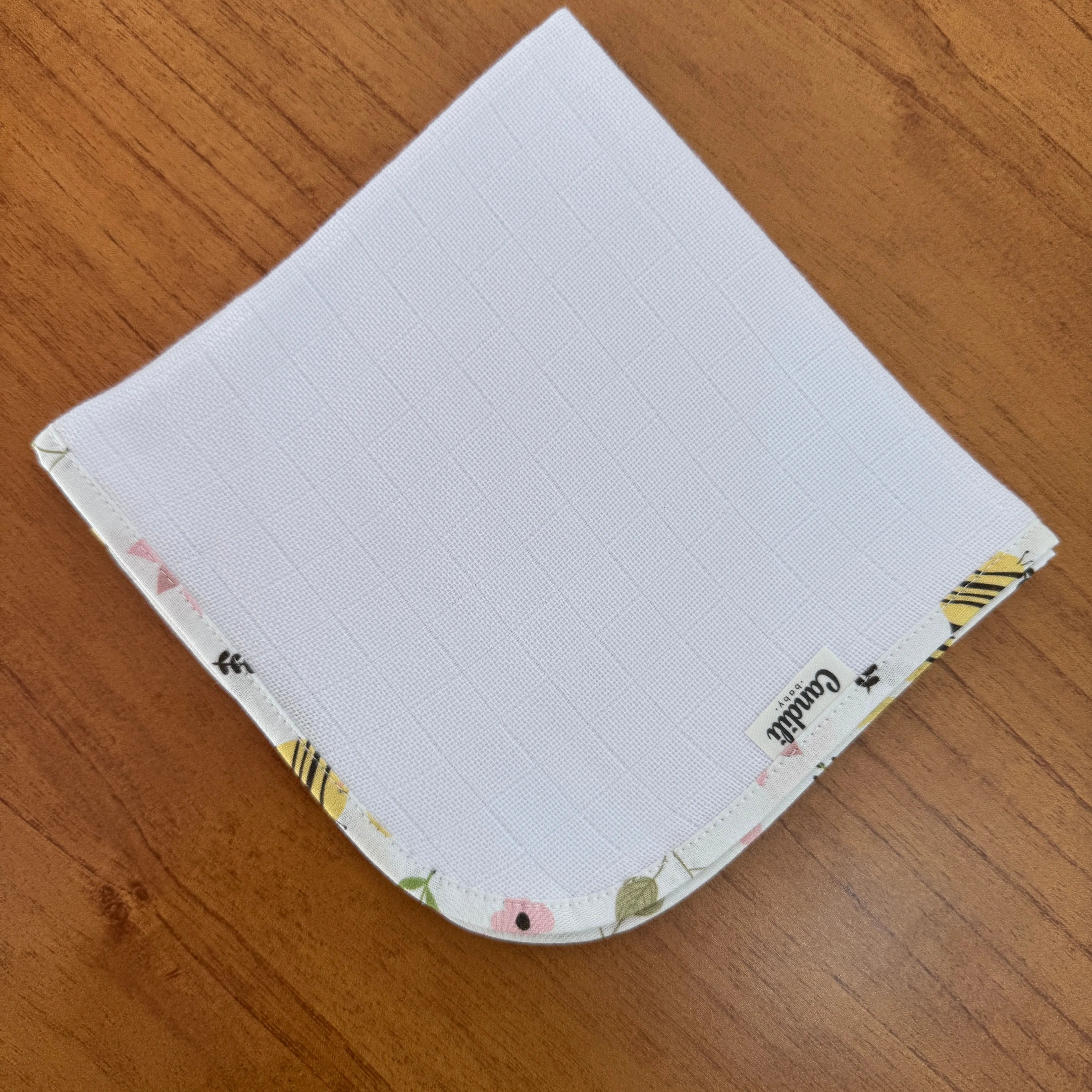 Kit Afeto 6 Peças: Fraldas de Boca, Fralda de Ombro, Fralda Multiuso e Toalha de Banho - Abelhas no Jardim