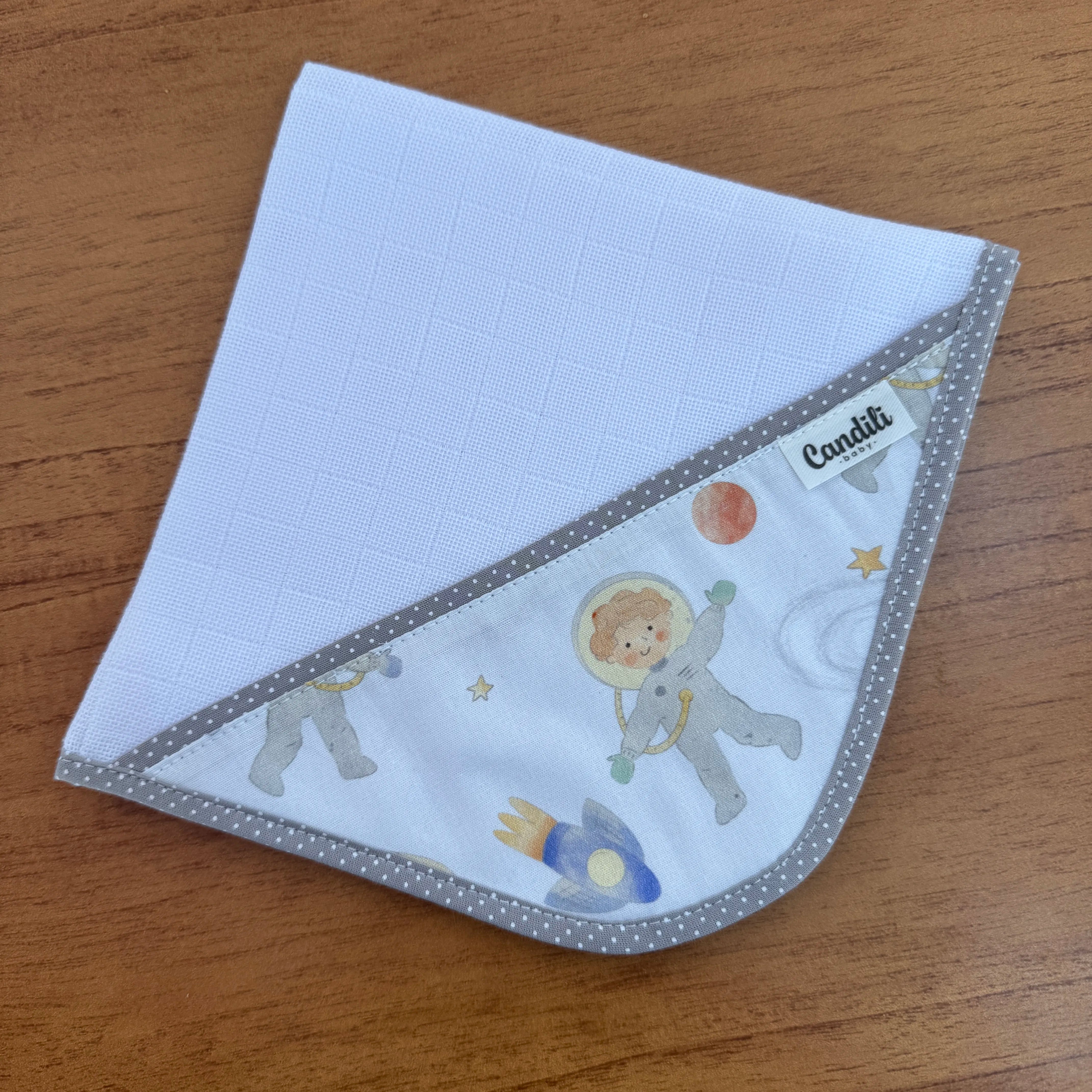 Kit Encanto 4 Peças: Fraldas de Boca e Fralda de Ombro - Pequeno Astronauta