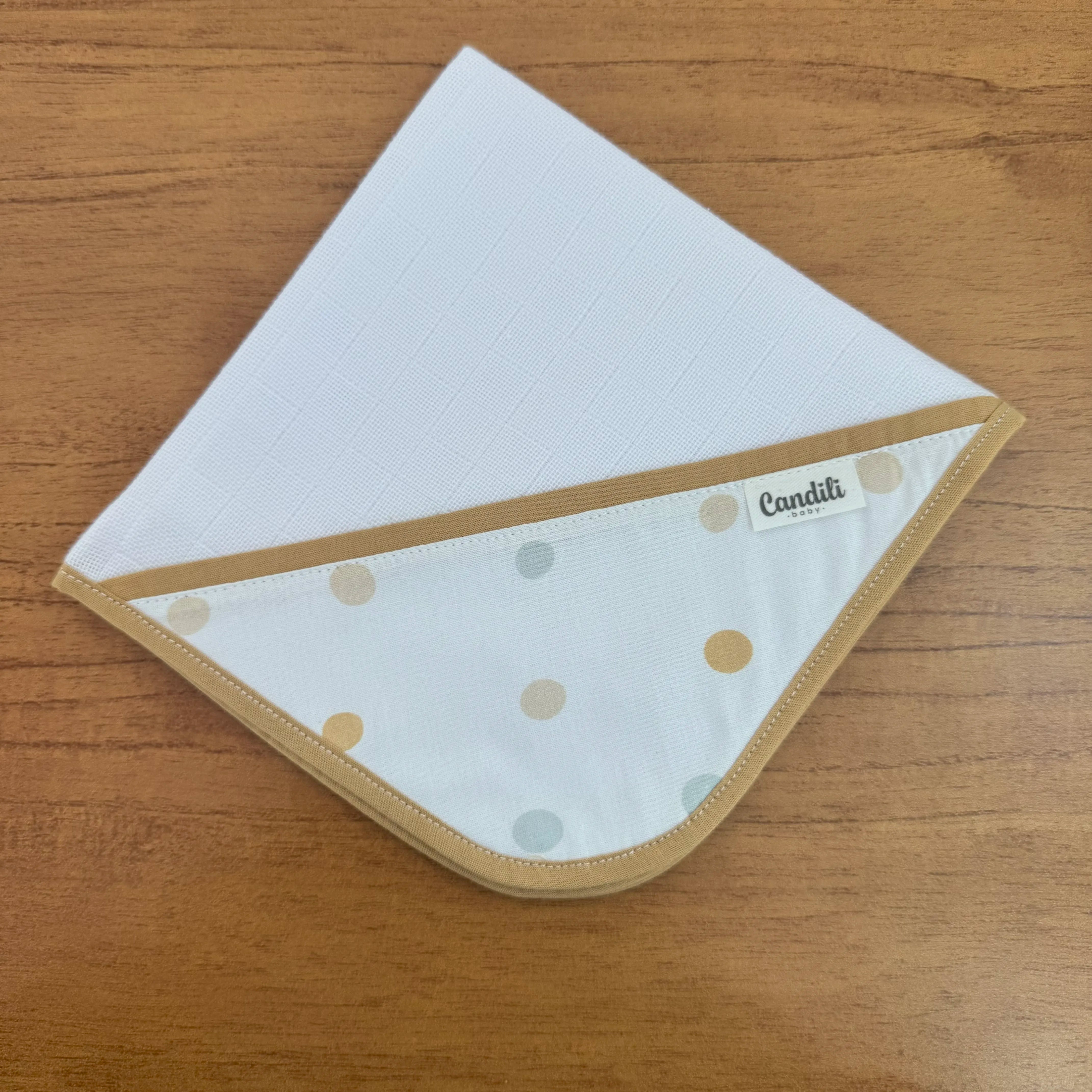 Kit Essencial 5 Peças: Fraldas de Boca, Fralda de Ombro e Fralda Multiuso - Bolinhas Neutras