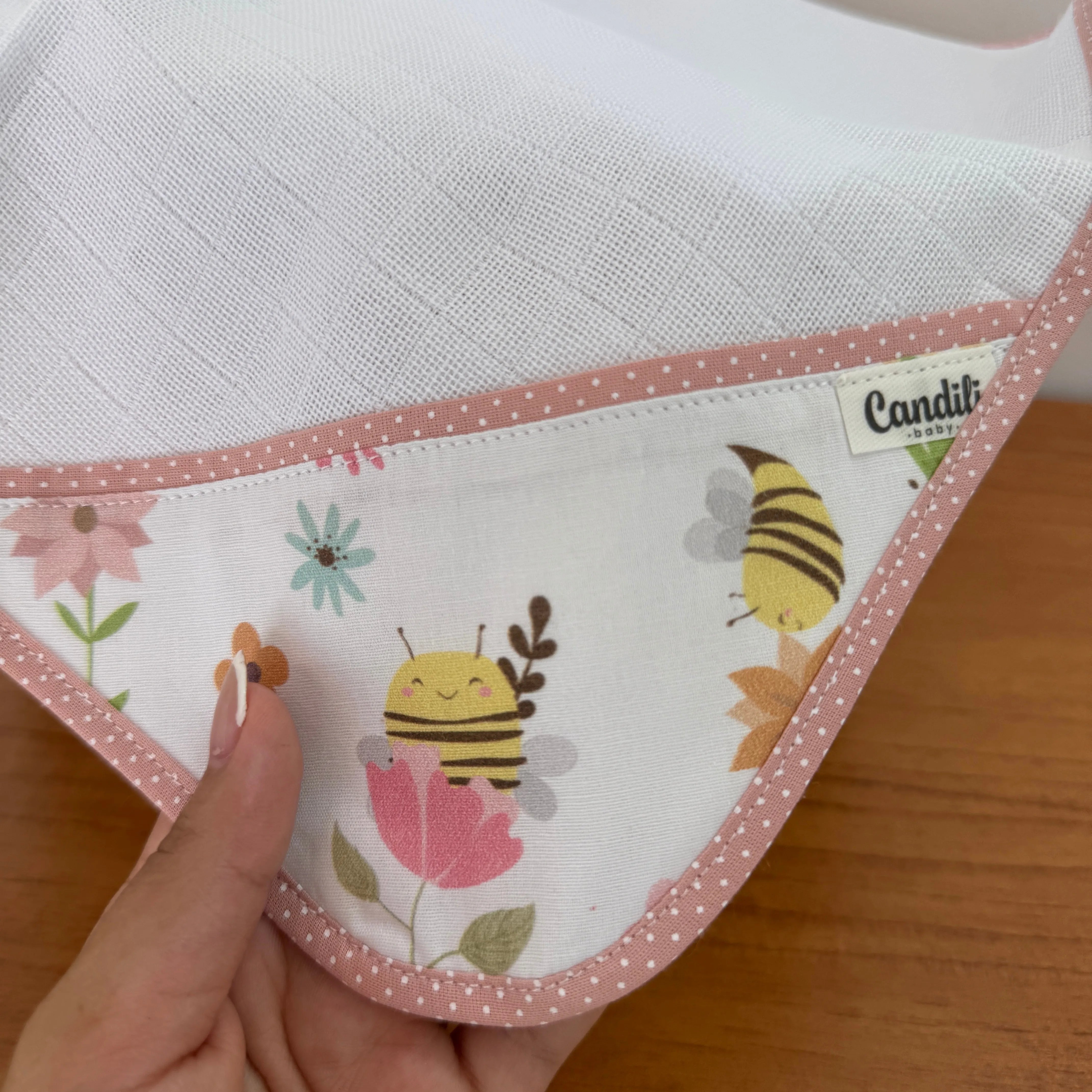 Fralda de Boca Cantinho - Abelhas no Jardim