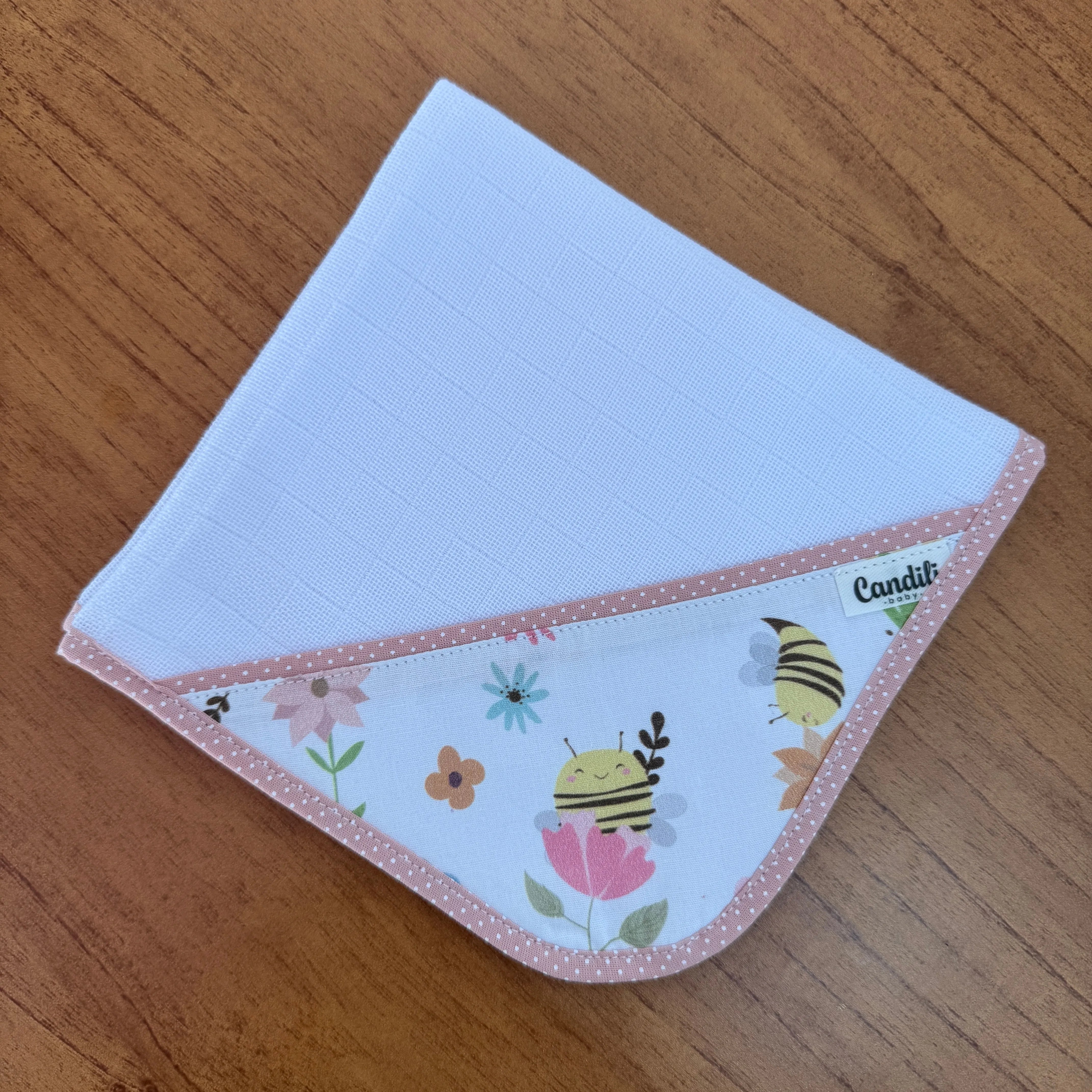 Kit Afeto 6 Peças: Fraldas de Boca, Fralda de Ombro, Fralda Multiuso e Toalha de Banho - Abelhas no Jardim