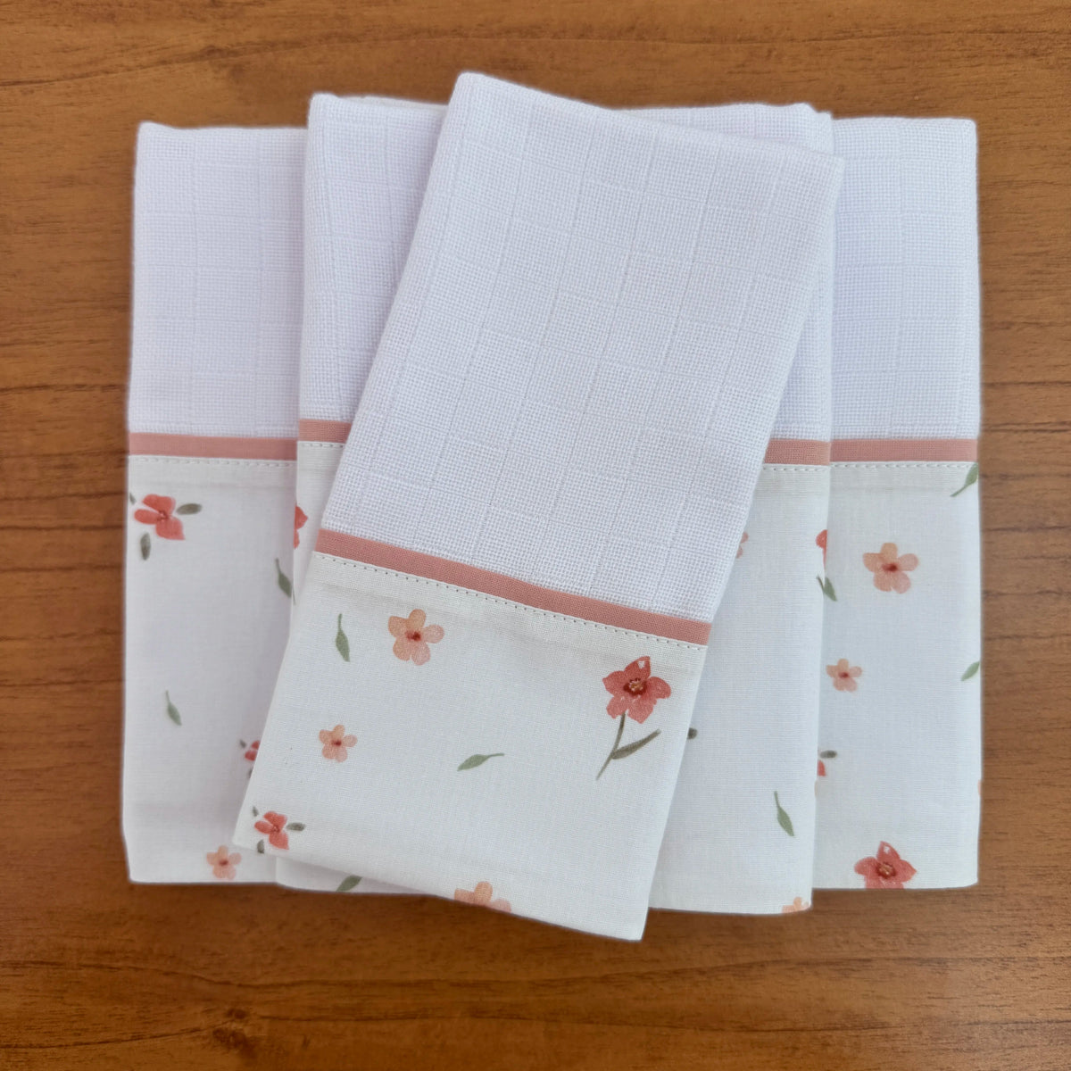 Kit Passeio 3 Peças: Fralda de Boca, Fralda de Ombro e Fralda Multiuso - Flores e Folhas