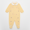 Macacão Longo com Pezinho Amarelo Flores Bordadas e Gola Tricot – Mini&Co