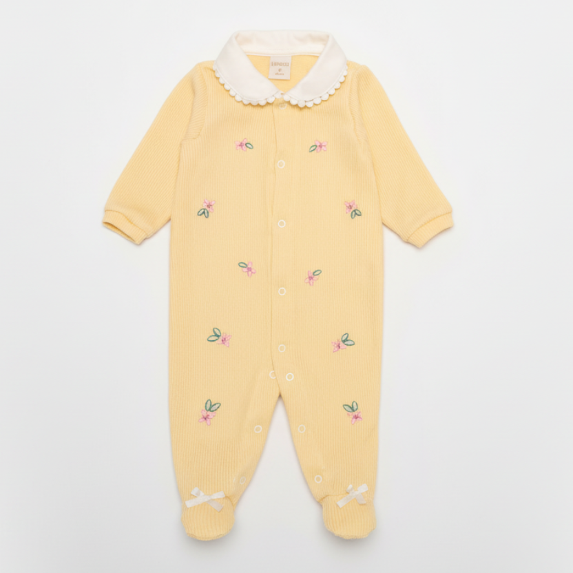 Macacão Longo com Pezinho Amarelo Flores Bordadas e Gola Tricot – Mini&Co