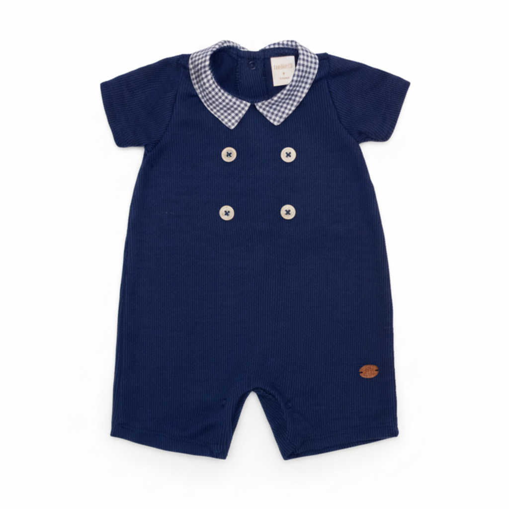 Macacão Curto Azul Marinho com Gola Xadrez Tricot – Mini&Co