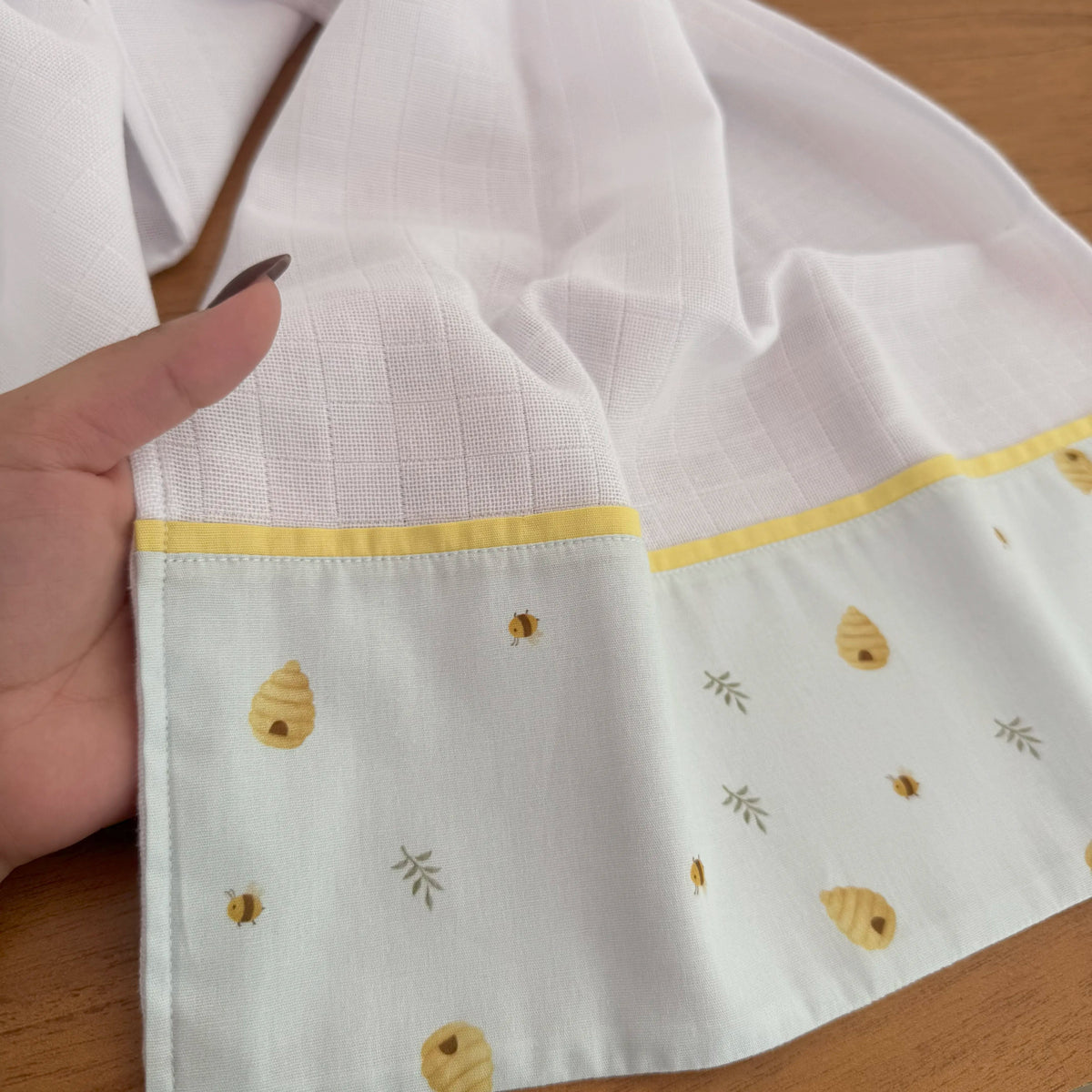 Fralda de Ombro Premium 100% Algodão - Abelhas e Colmeias