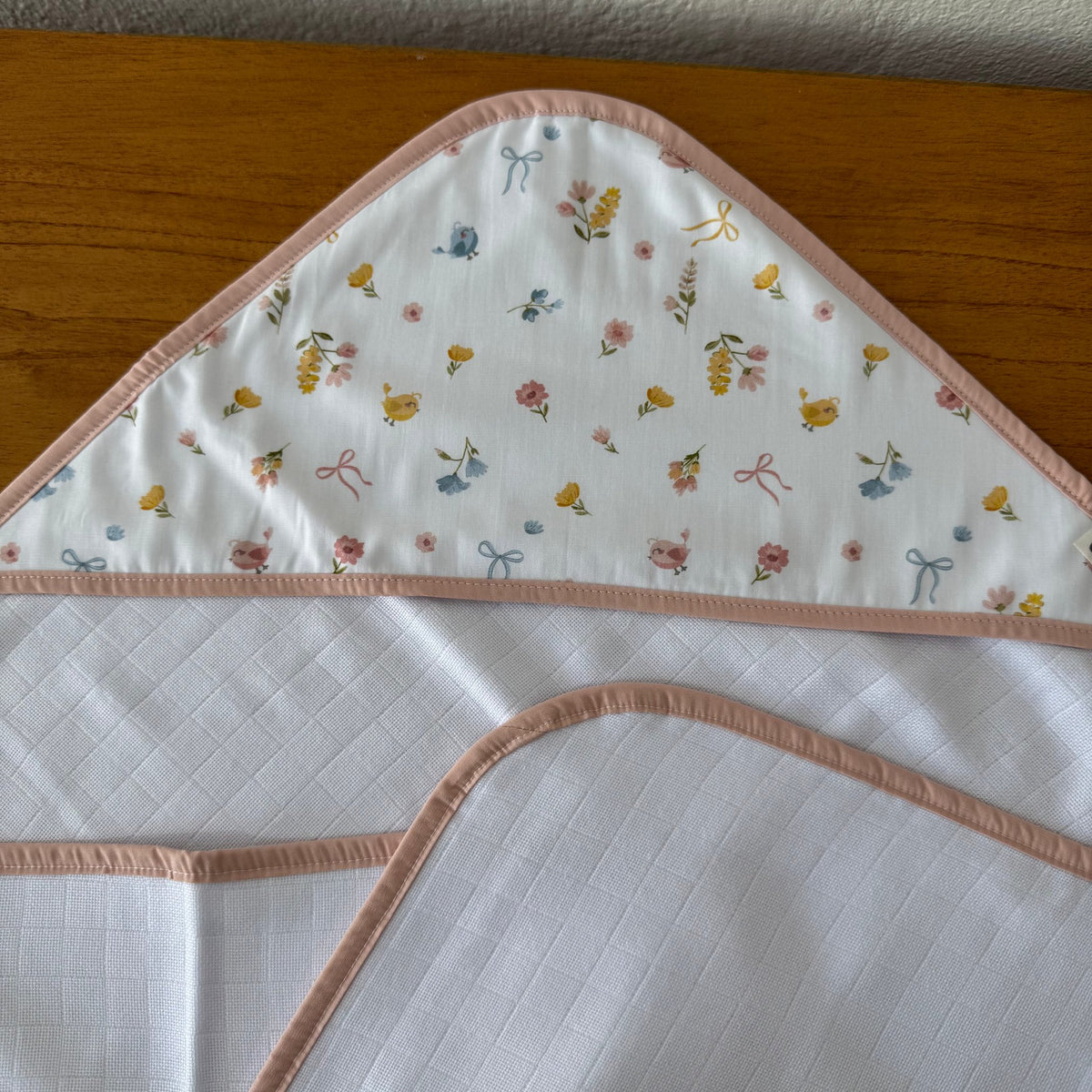 Toalha de Banho Bebê Fralda com Capuz Premium 100% Algodão - Passarinhos e Flores