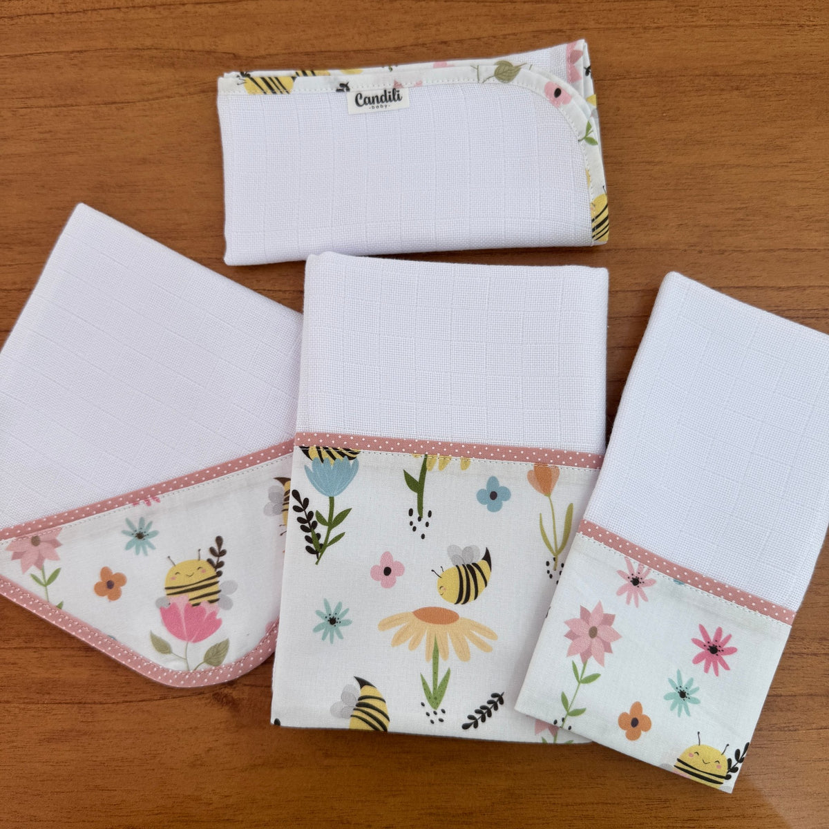 Kit Encanto 4 Peças: Fraldas de Boca e Fralda de Ombro - Abelhas no Jardim