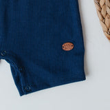 Macacão Curto Azul Marinho com Gola Xadrez Tricot – Mini&Co