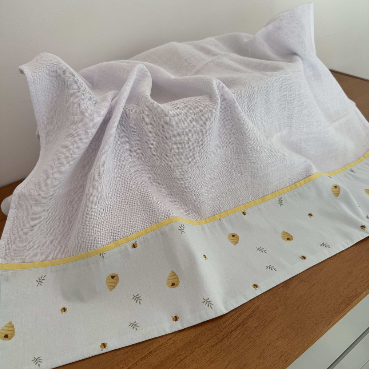 Fralda Grande Multiuso Premium 100% Algodão - Abelhas e Colmeias