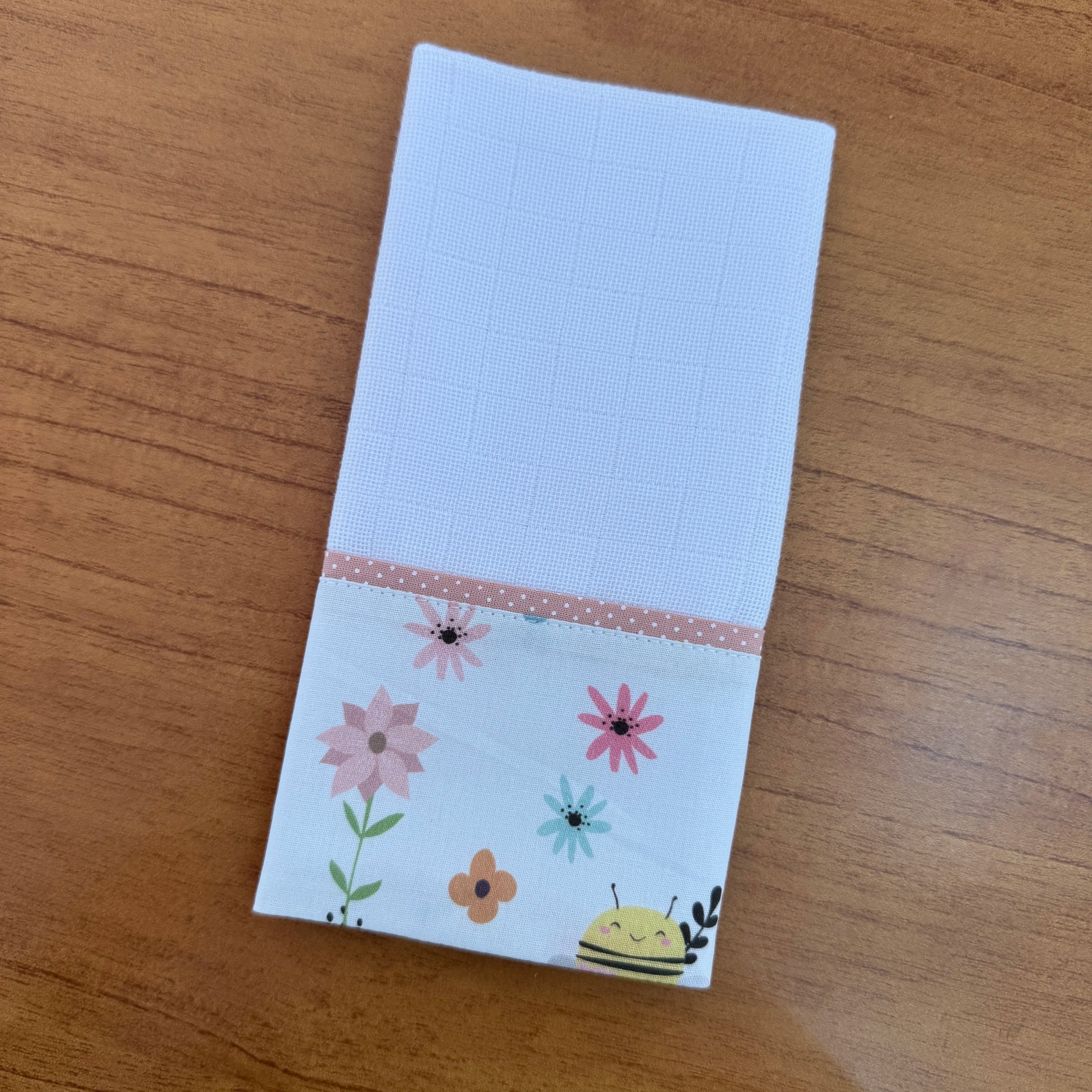 Kit Passeio 3 Peças: Fralda de Boca, Fralda de Ombro e Fralda Multiuso - Abelhas no Jardim