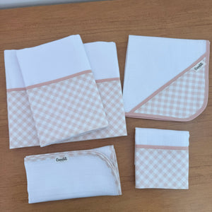 Kit Essencial 5 Peças: Fraldas de Boca, Fralda de Ombro e Fralda Multiuso - Xadrez Rosa