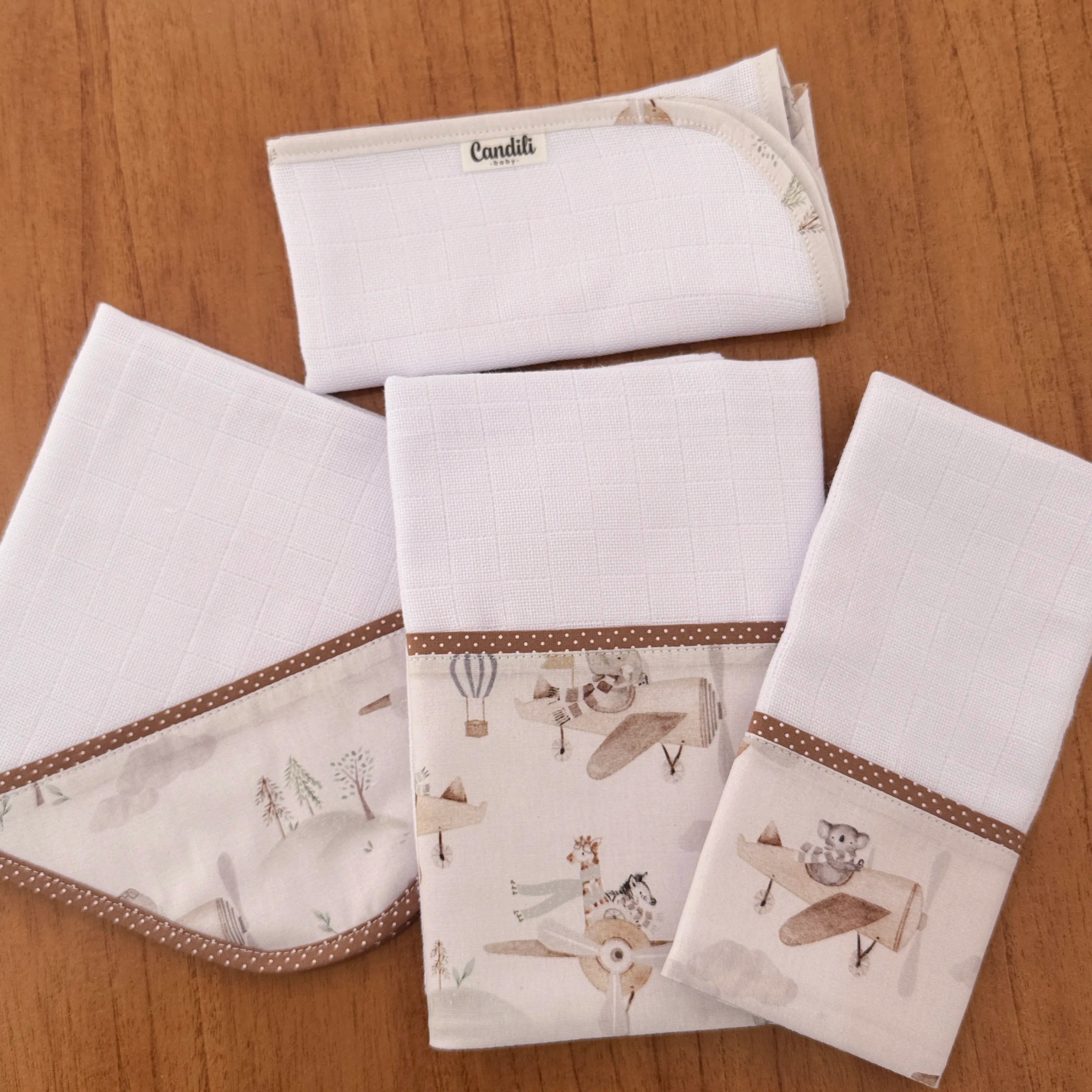 Kit Encanto 4 Peças: Fraldas de Boca e Fralda de Ombro - Animais Aviadores