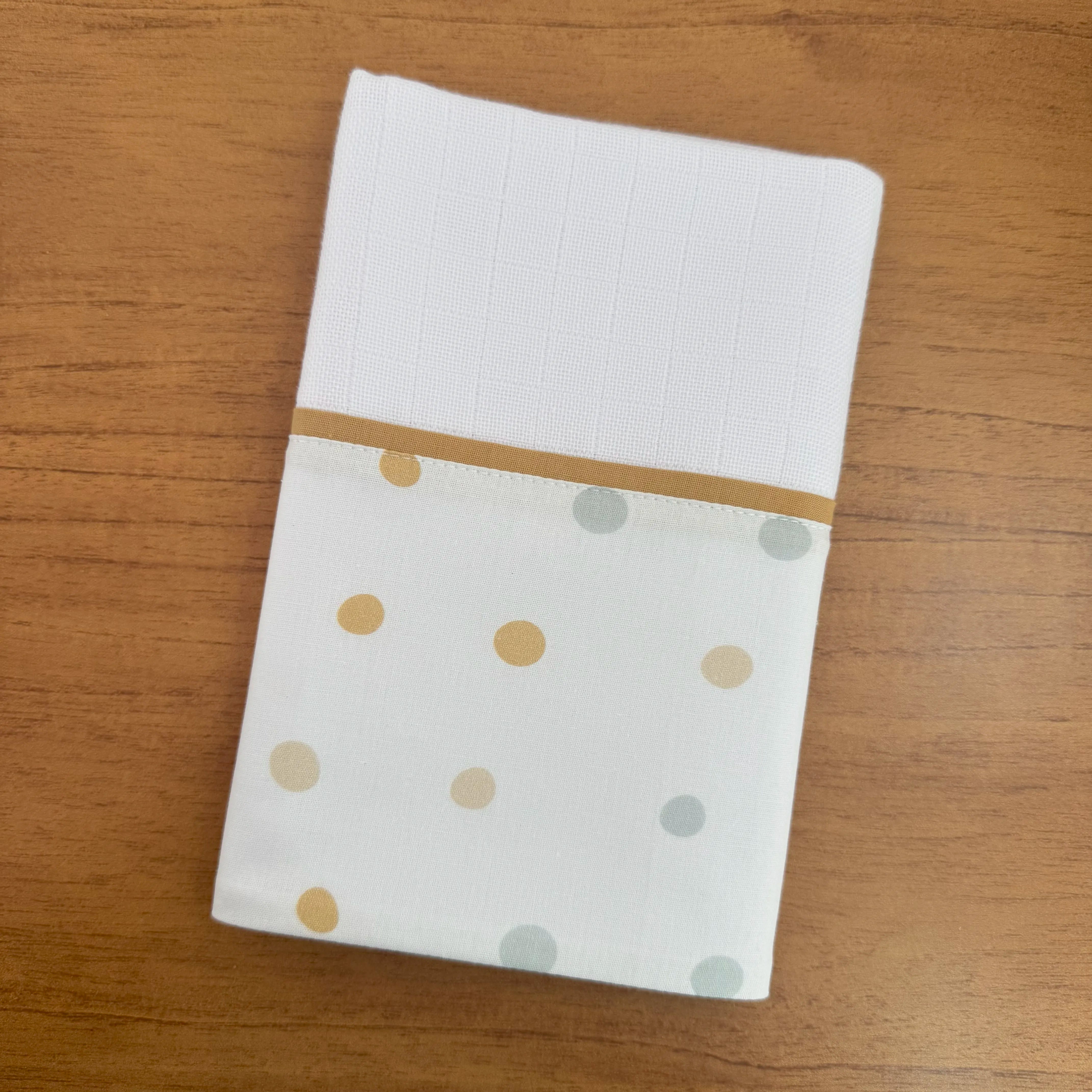 Kit Encanto 4 Peças: Fraldas de Boca e Fralda de Ombro - Bolinhas Neutras