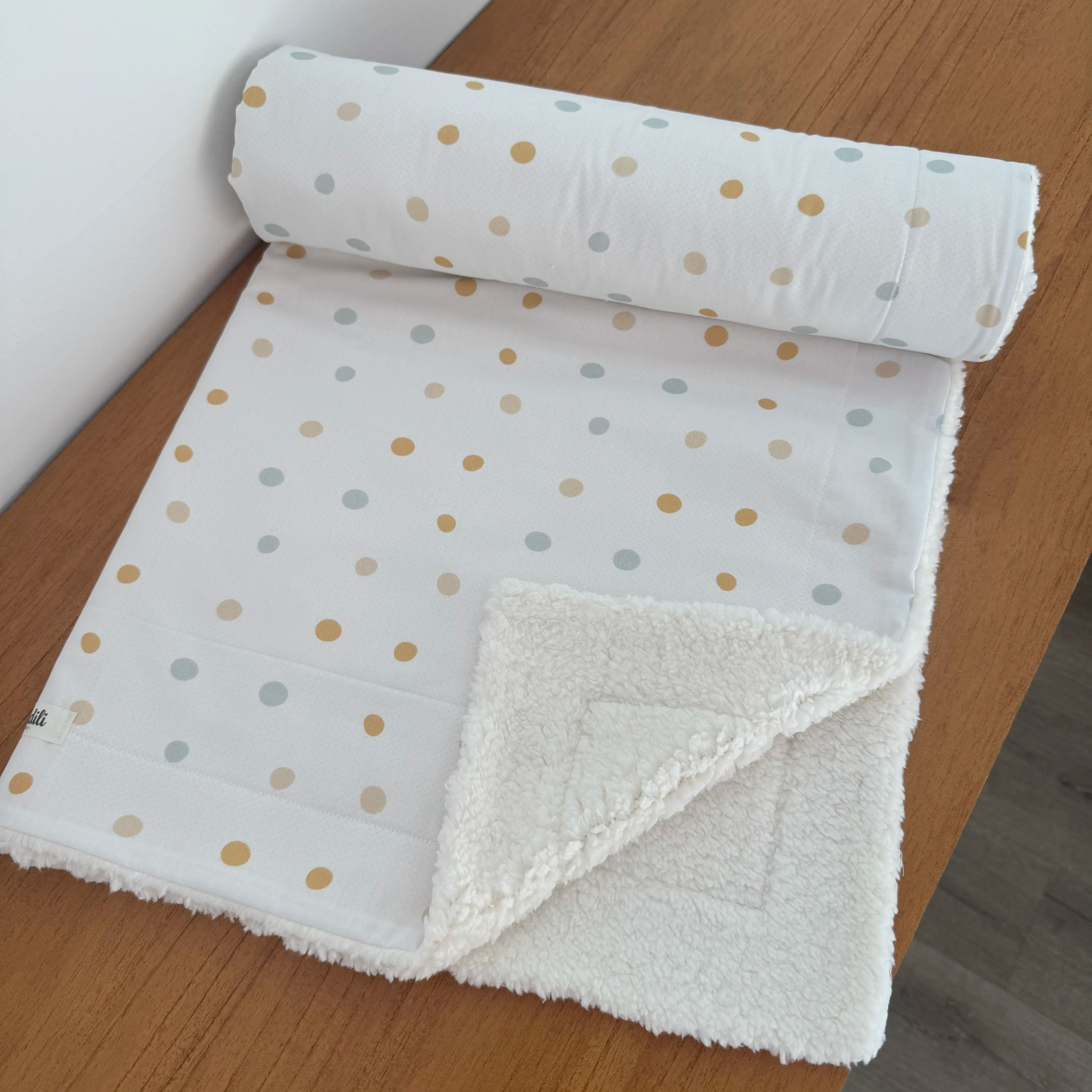 Cobertor Carneirinho - Bolinhas Neutras