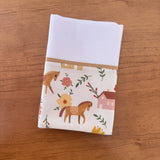 Kit Passeio 3 Peças: Fralda de Boca, Fralda de Ombro e Fralda Multiuso - Cavalinhos e Flores