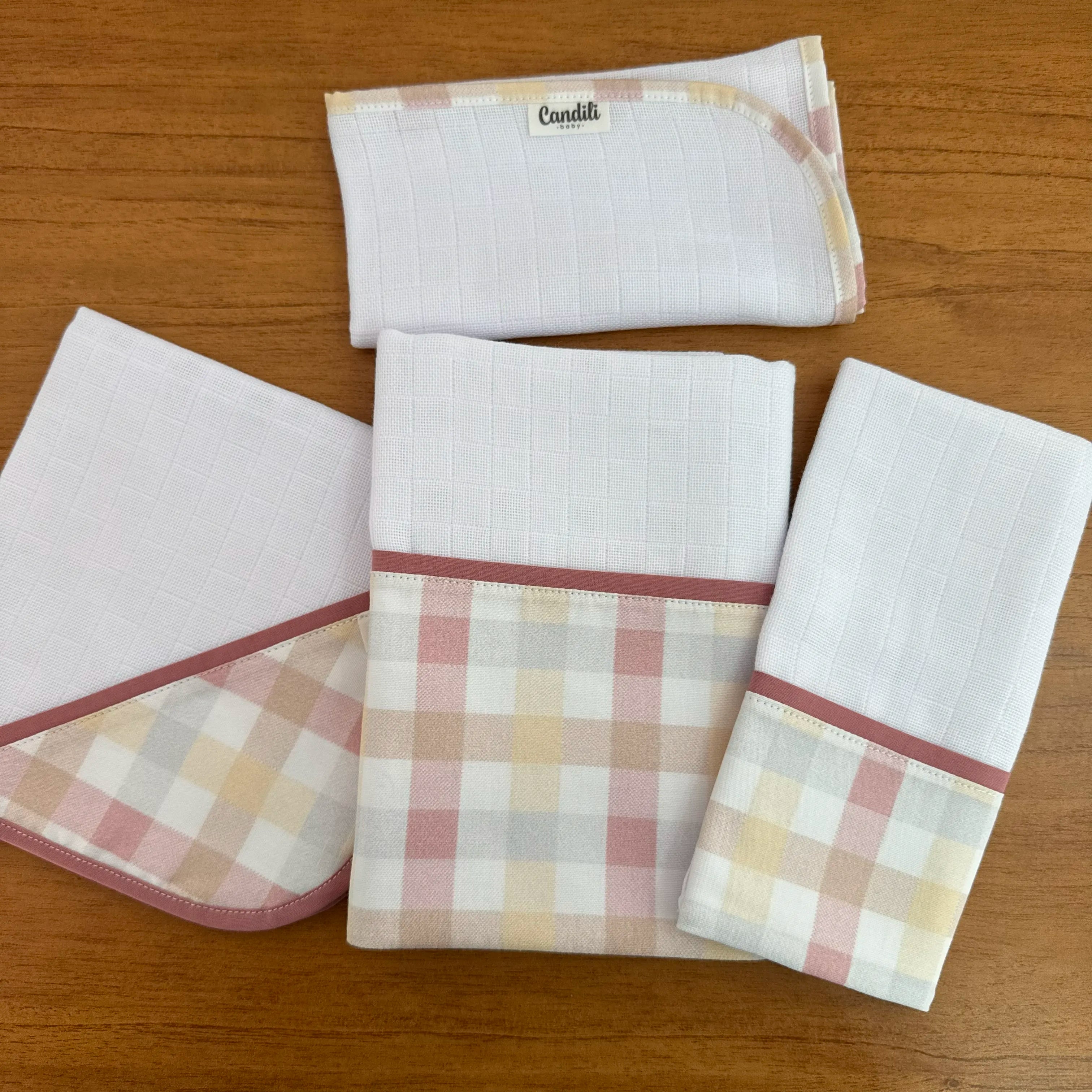 Kit Encanto 4 Peças: Fraldas de Boca e Fralda de Ombro - Xadrez Rosê Old