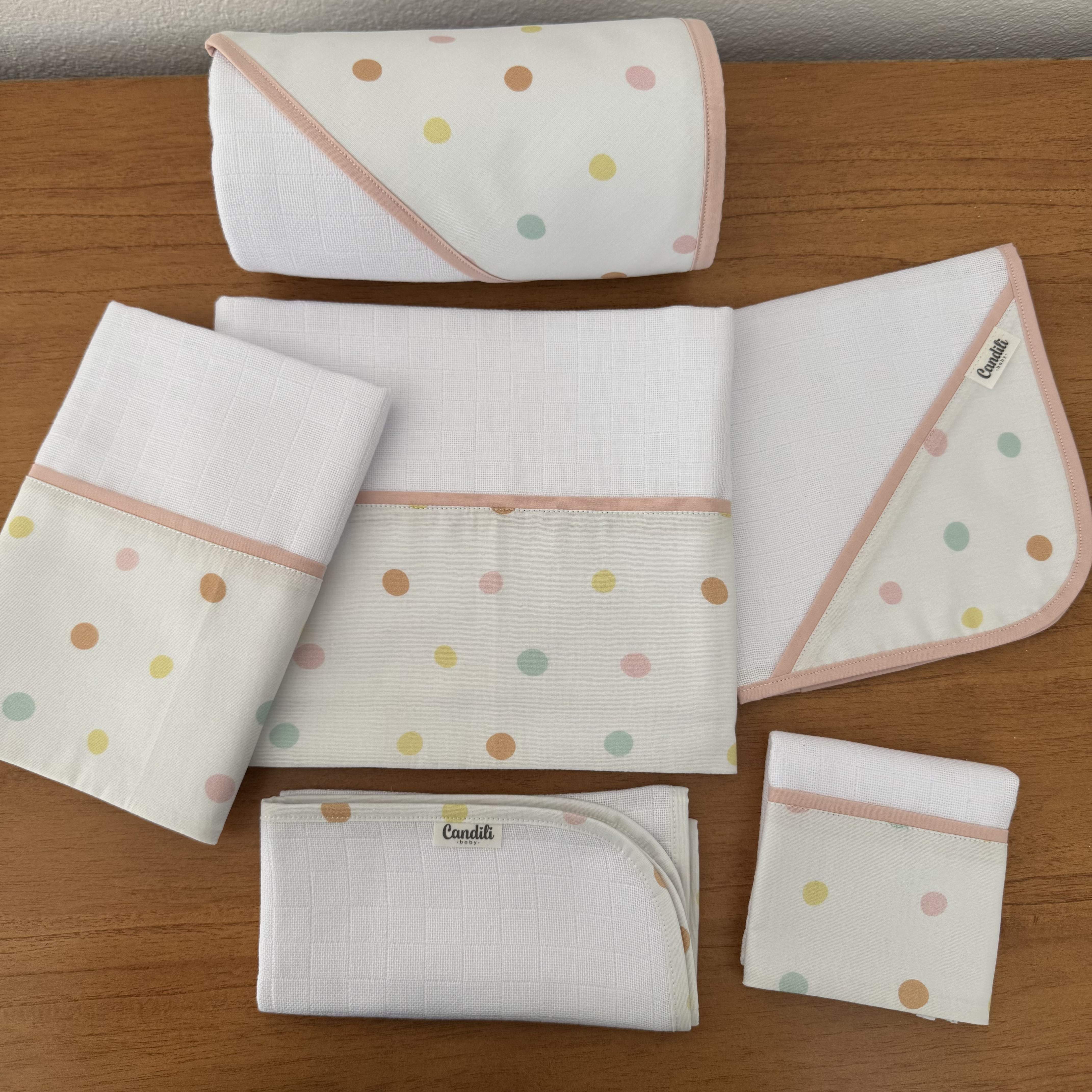 Kit Afeto 6 Peças: Fraldas de Boca, Fralda de Ombro, Fralda Multiuso e Toalha de Banho - Bolinhas Rosas