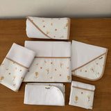 Kit Afeto 6 Peças: Fraldas de Boca, Fralda de Ombro, Fralda Multiuso e Toalha de Banho - Flores do Bosque