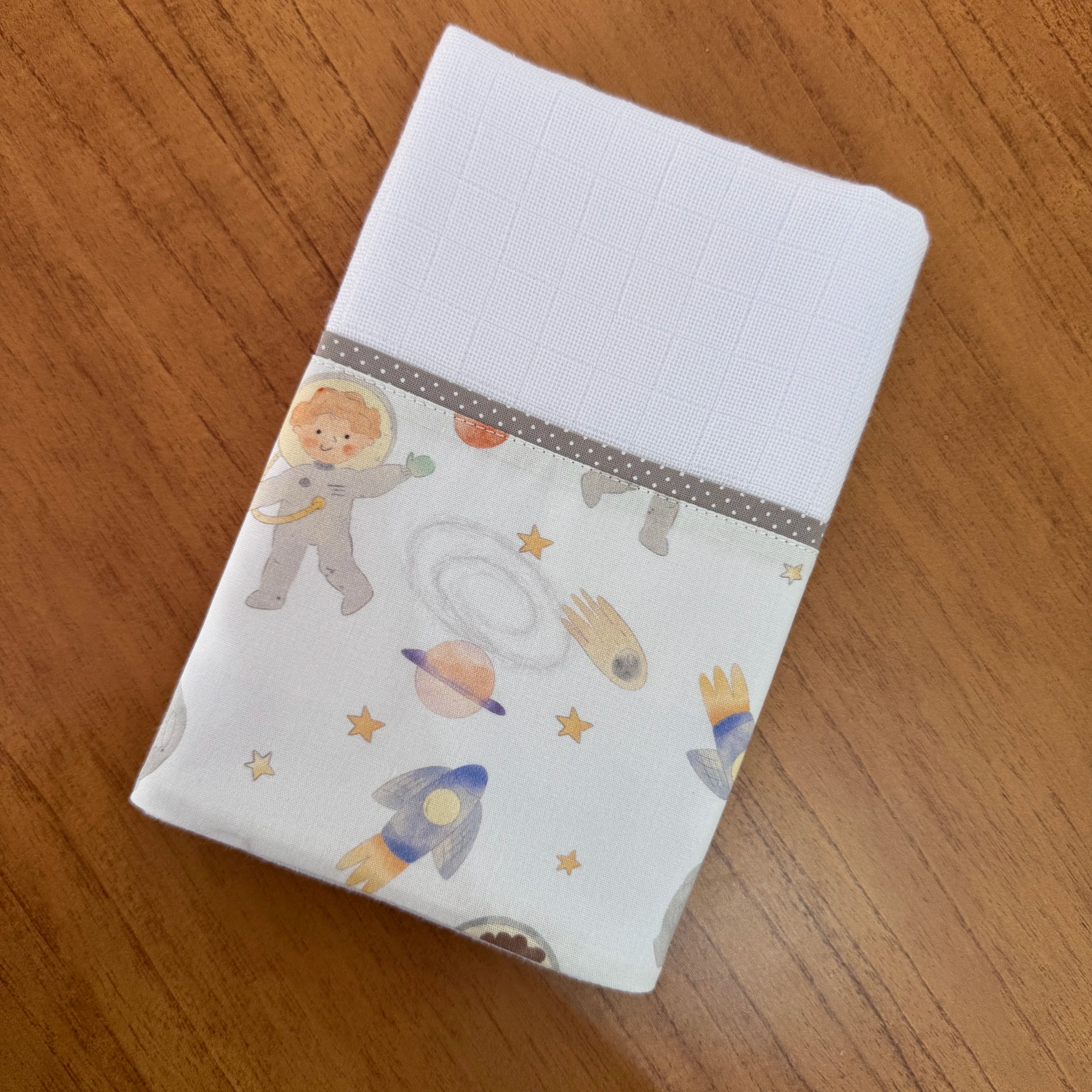 Kit Encanto 4 Peças: Fraldas de Boca e Fralda de Ombro - Pequeno Astronauta