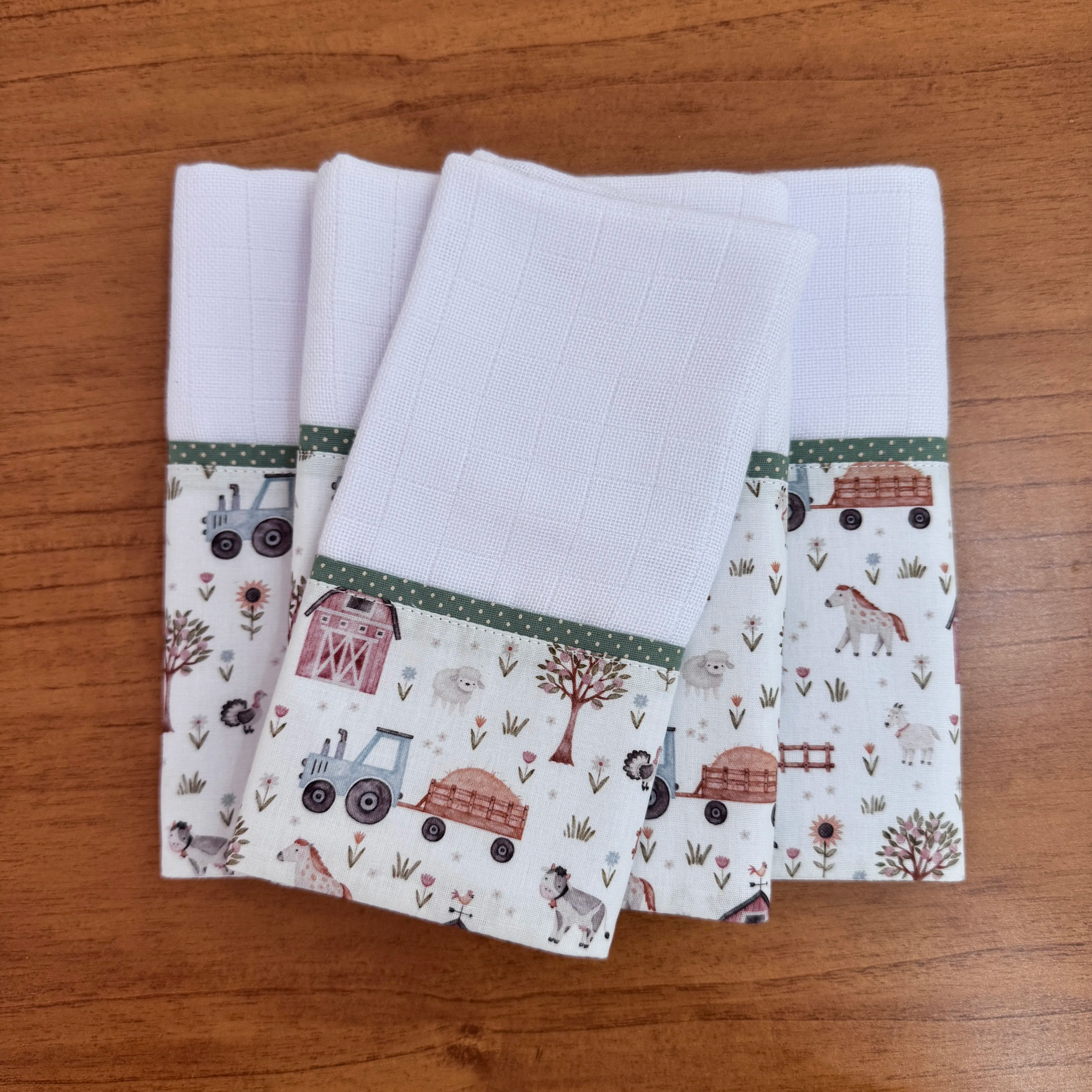 Kit Passeio 3 Peças: Fralda de Boca, Fralda de Ombro e Fralda Multiuso - Fazendinha