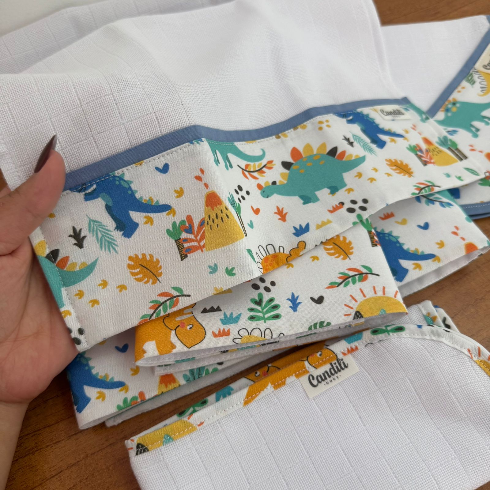 Kit Essencial 5 Peças: Fraldas de Boca, Fralda de Ombro e Fralda Multiuso -Terra dos Dinos