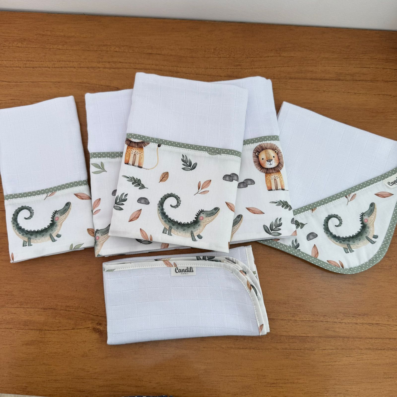 Kit Essencial 5 Peças: Fraldas de Boca, Fralda de Ombro e Fralda Multiuso - Leão e Jacaré