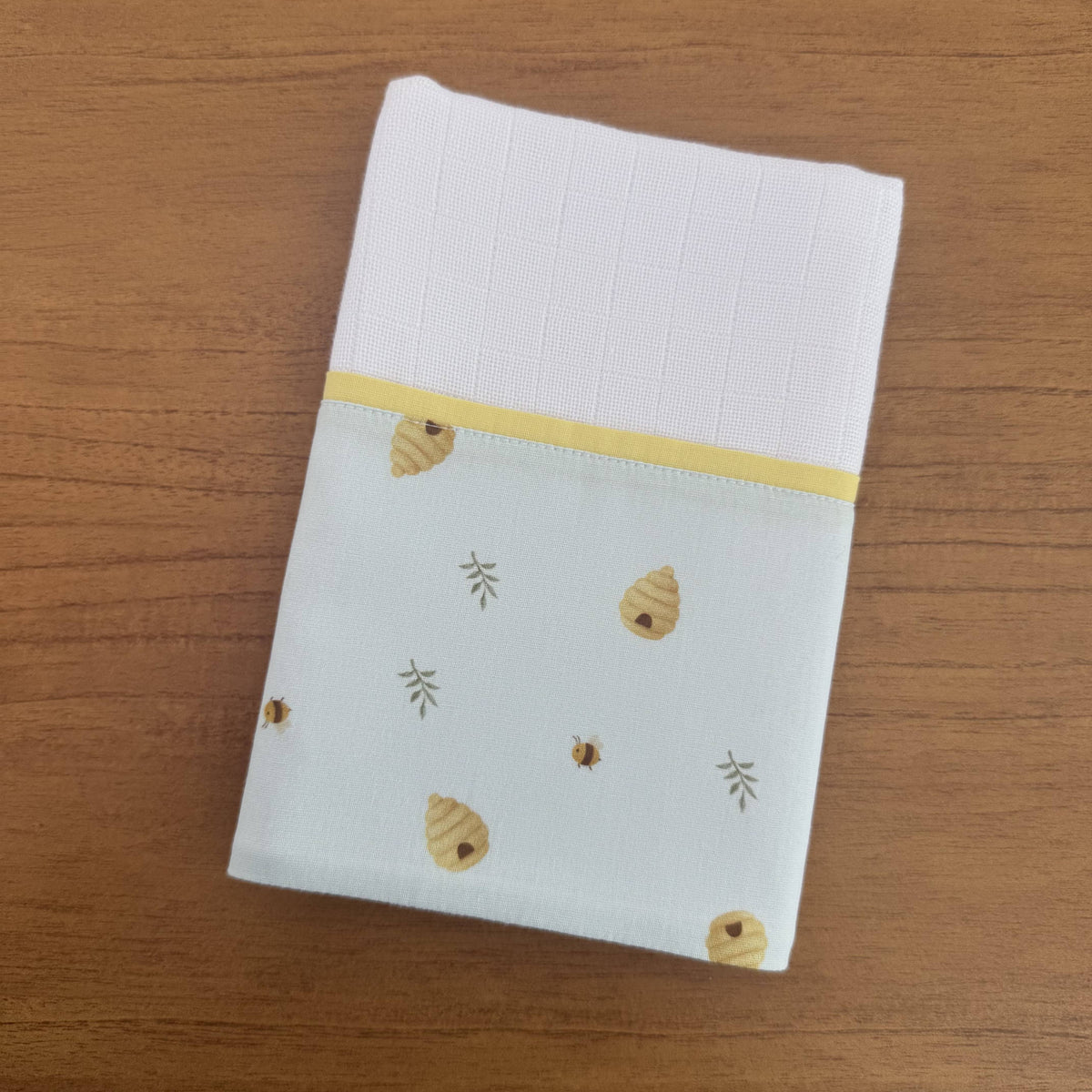 Fralda de Ombro Premium 100% Algodão - Abelhas e Colmeias